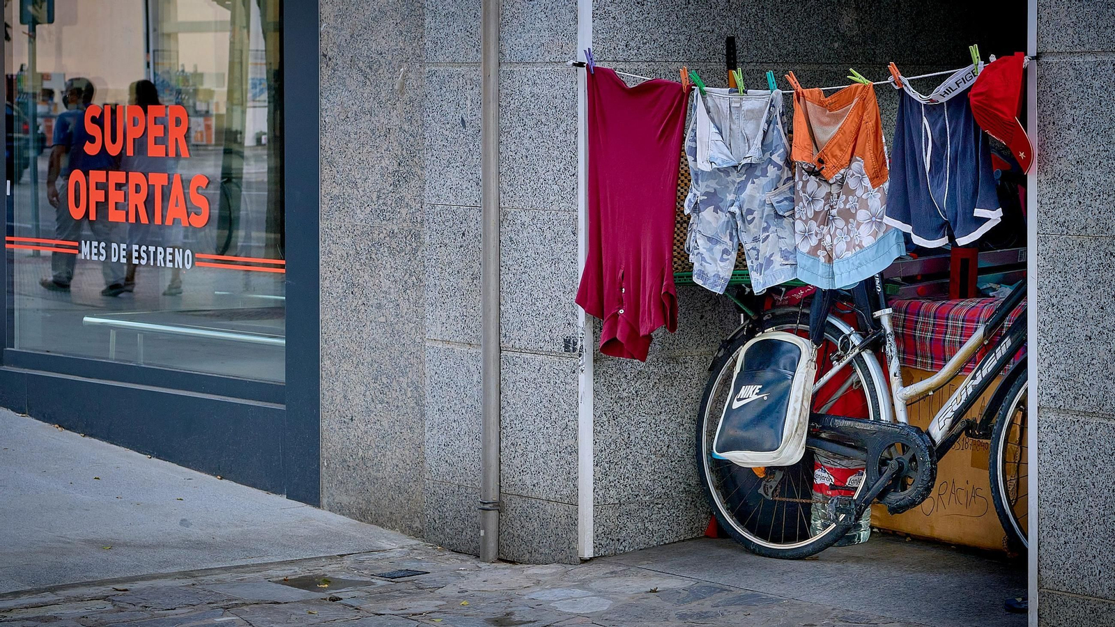 Las pertenencias de un mendigo en una calle de Cádiz.