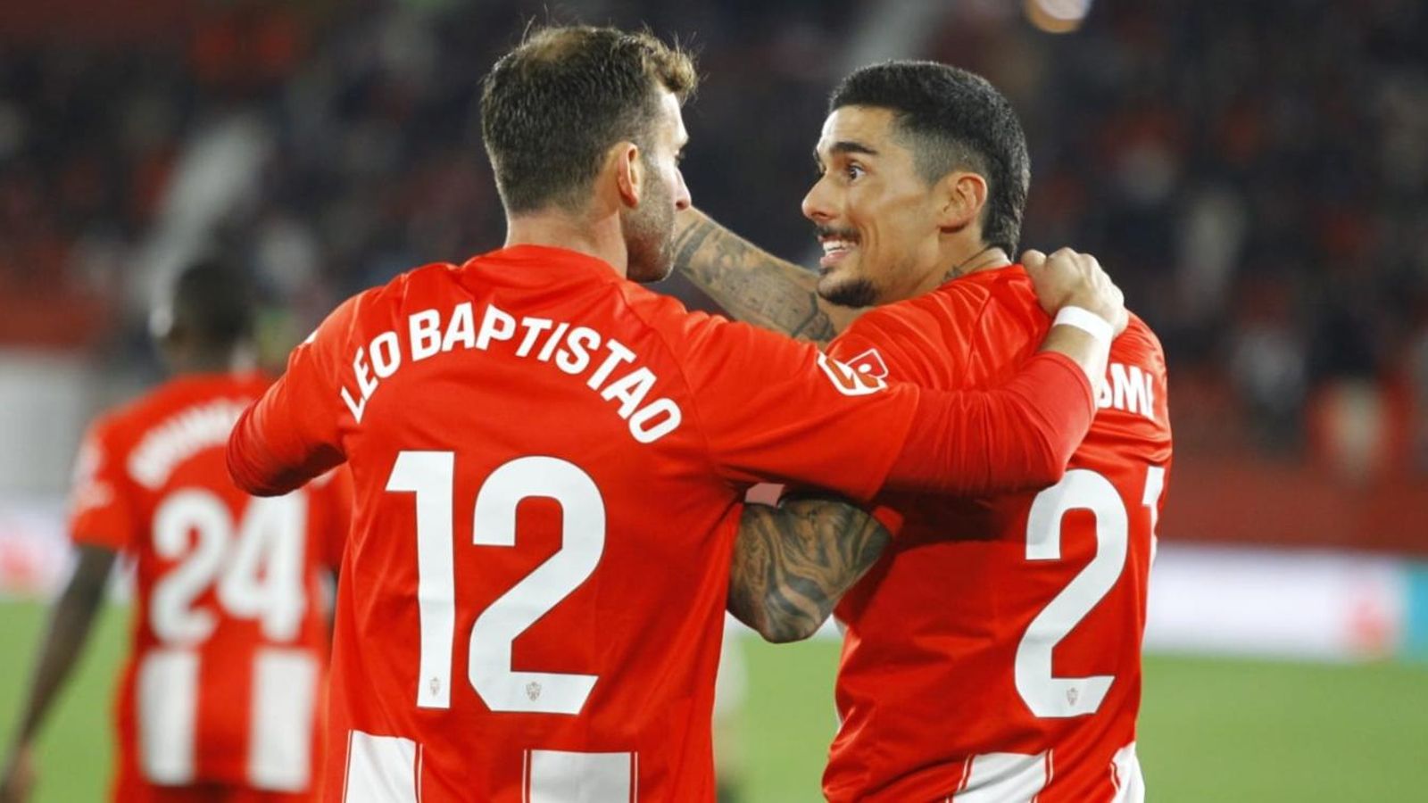 Leo Baptistao y Chumi, unidos tras el tanto del brasileño ante el Mirandés.