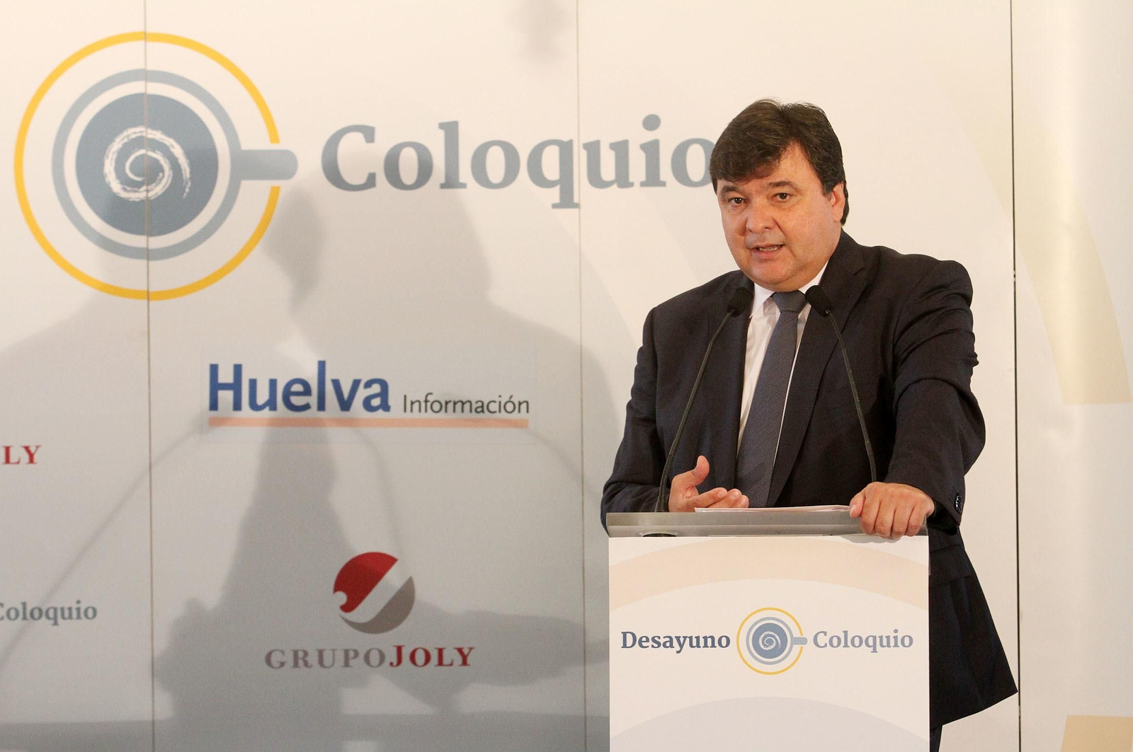 Imágenes de la conferencia y desayuno-coloquio de Gabriel Cruz, alcalde de Huelva