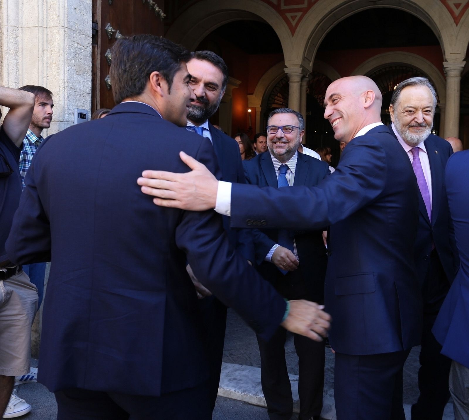 Ángel Haro saluda al presidente de la Federación, Luis Rubiales.