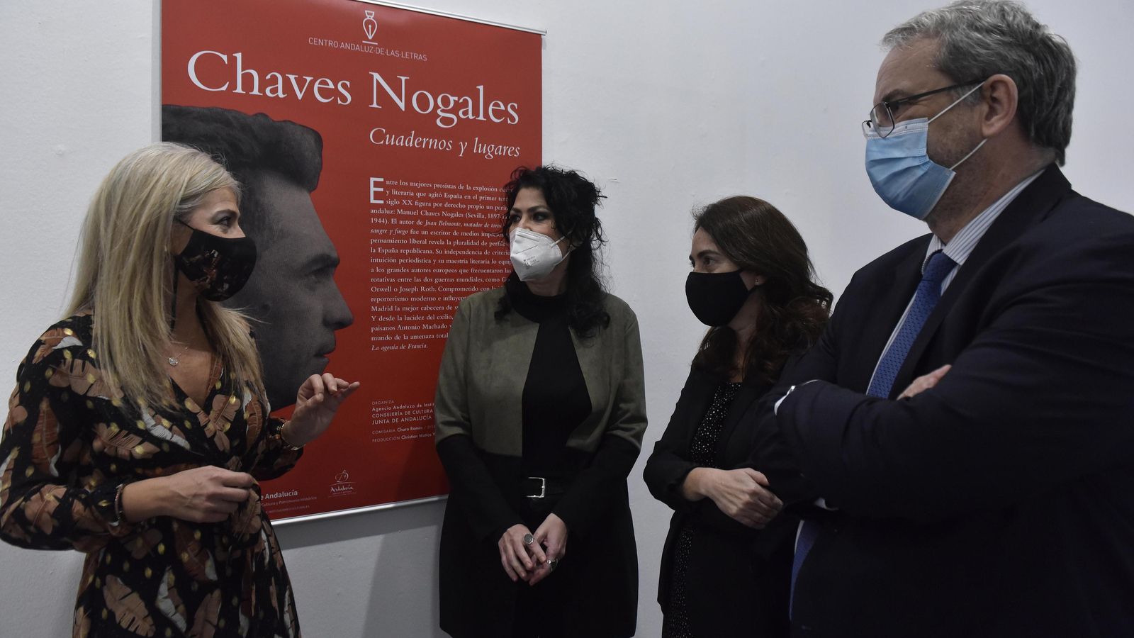 La consejera de Cultura y Patrimonio Histórico, Patricia del Pozo; la directora del CAL, Eva Díaz Pérez; la periodista Charo Ramos, comisaria de la exposición; y Antony Jones, nieto del autor.