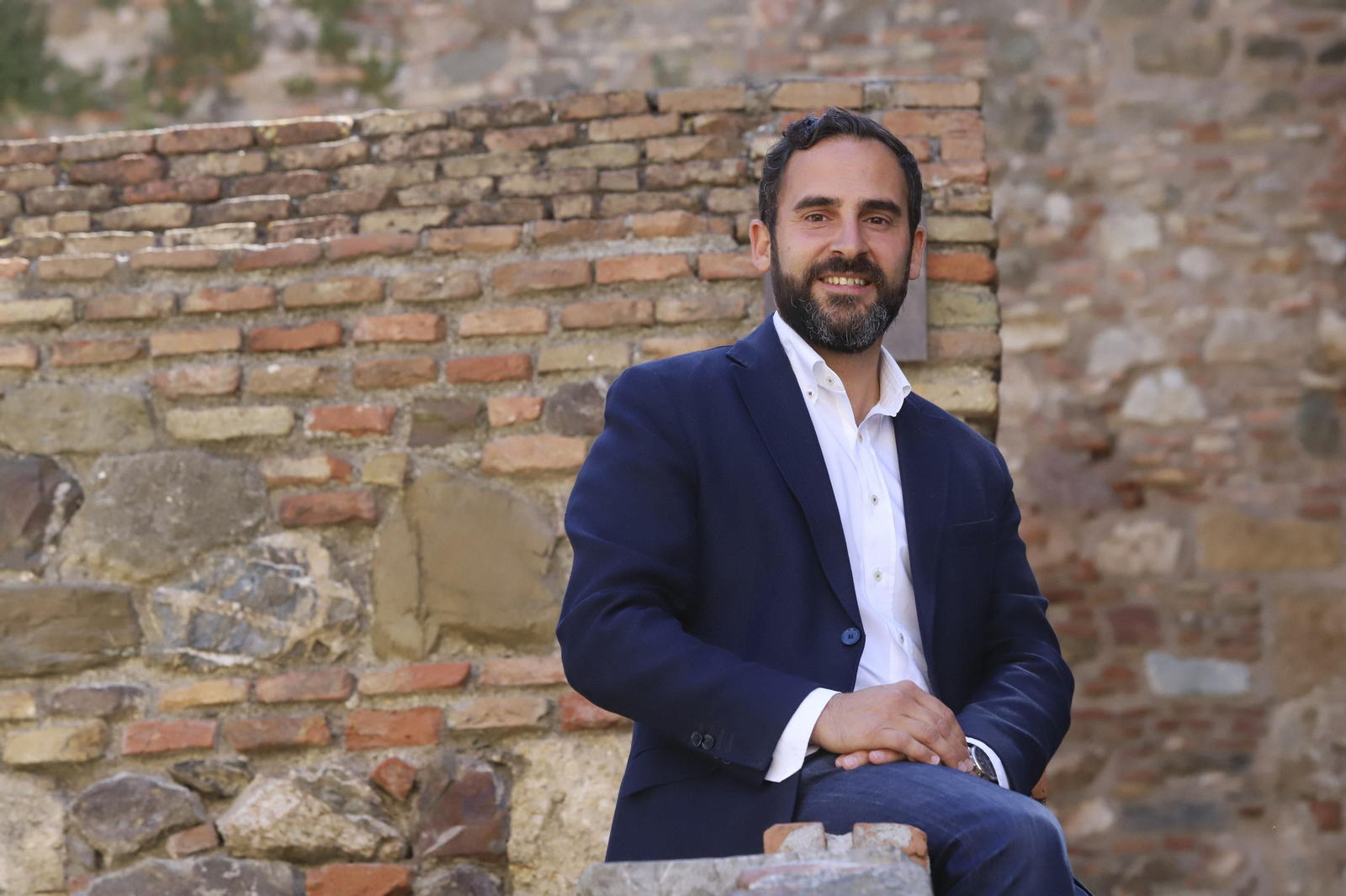 Daniel Pérez, candidato del PSOE a la Alcaldía de Málaga, posa junto a La Alcazaba. Daniel Pérez, candidato del PSOE a la Alcaldía de Málaga, posa junto a La Alcazaba.