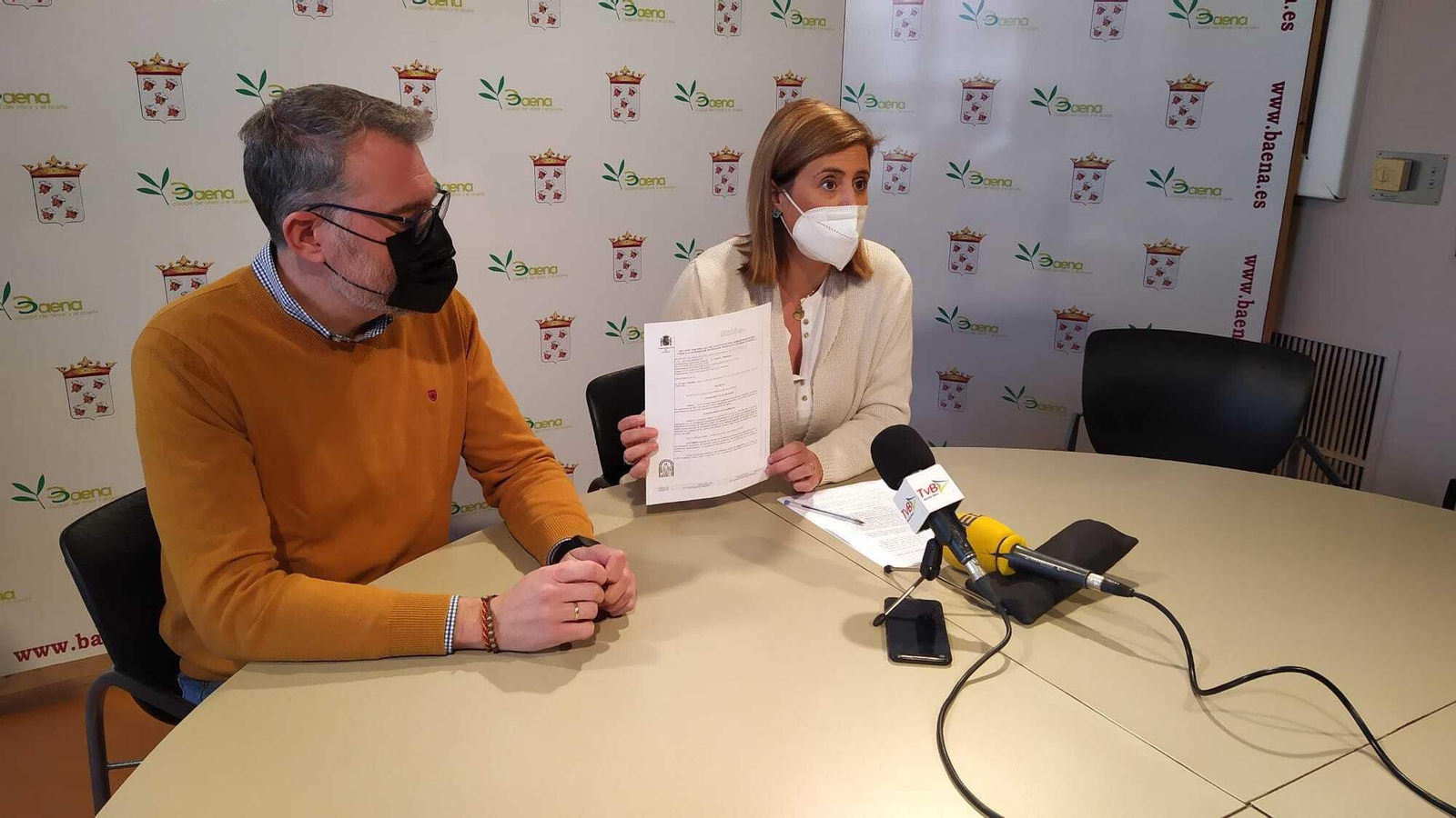 La alcaldesa, en el centro, durante la rueda de prensa.