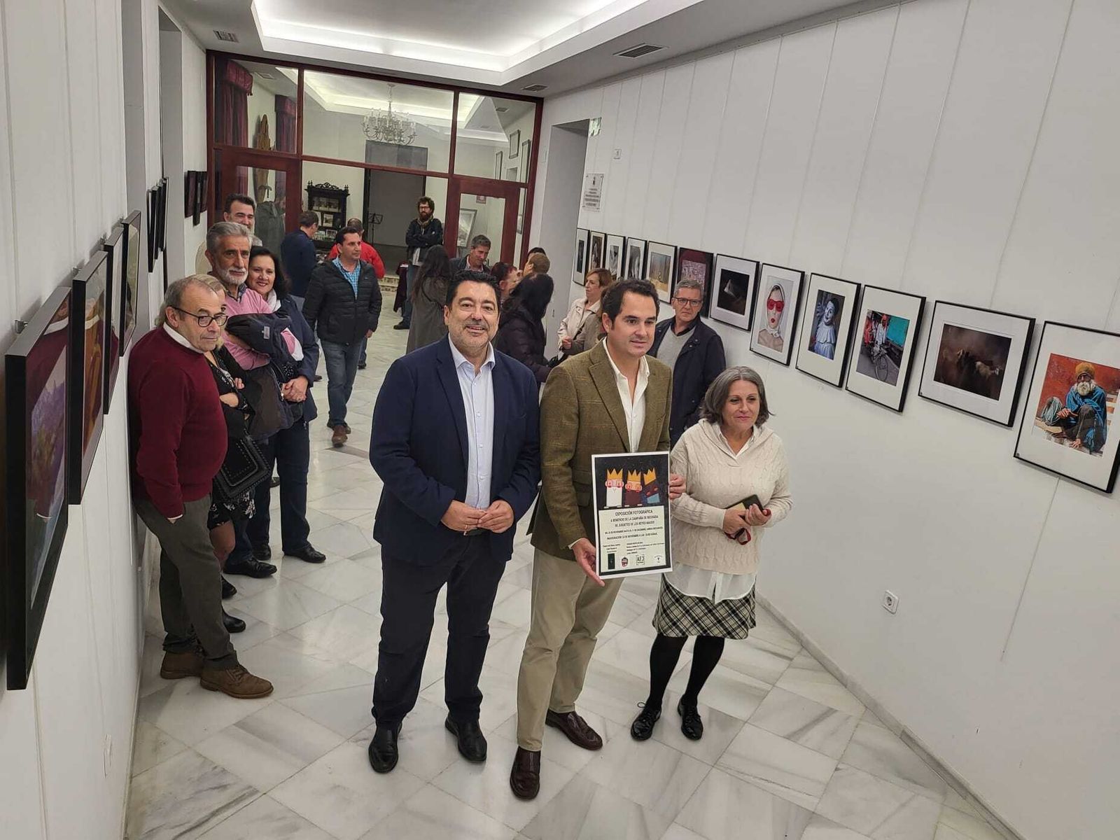En la exposición fotográfica a favor de los Reyes Magos en el Palacio del Virrey Laserna.