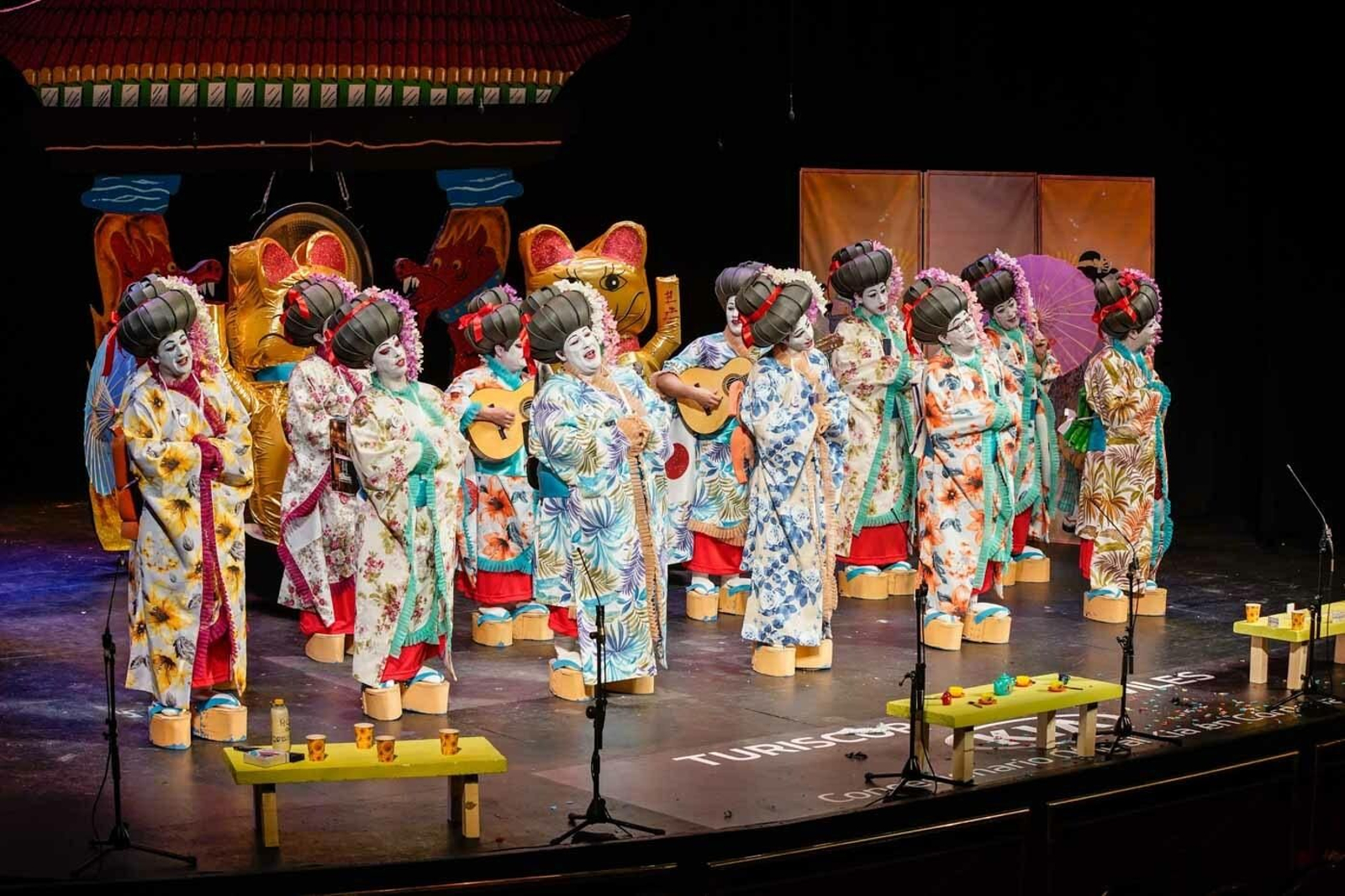 Chirigota 'Las cordogeishas', que este año será 'Pa pegos... la Justa'.