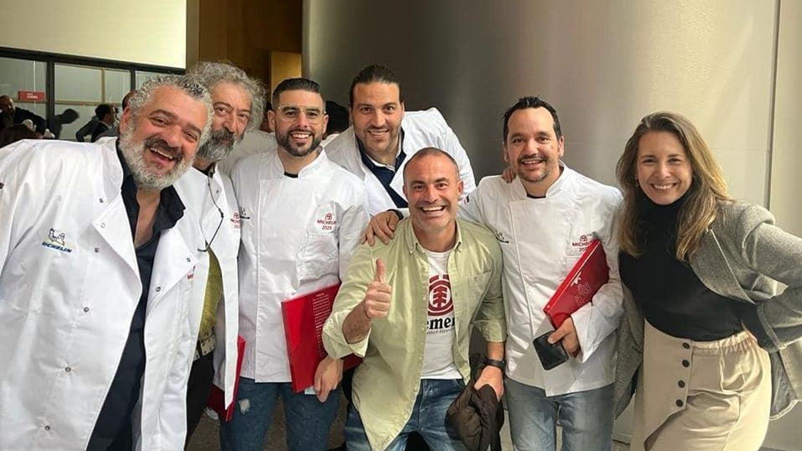 El chef Xanty Elías junto a otros chefs que también recibieron esta distinción