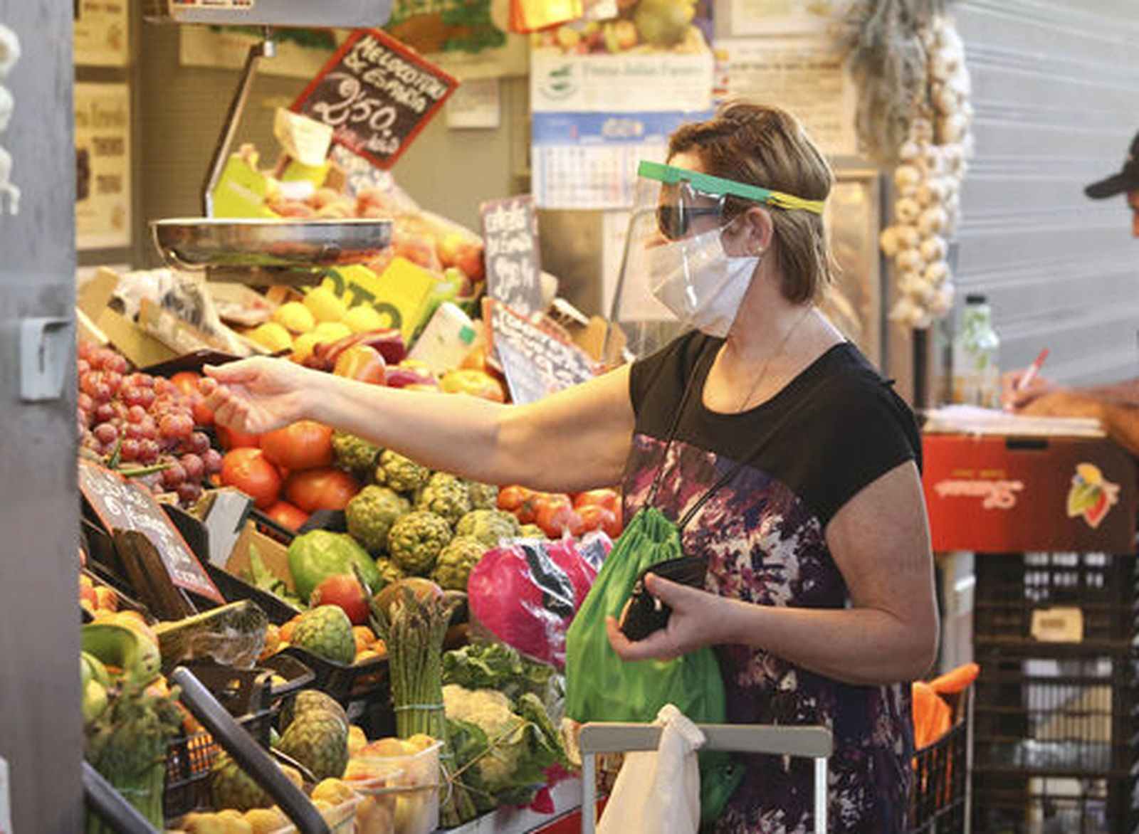 Una mujer hace la compra en una frutería
