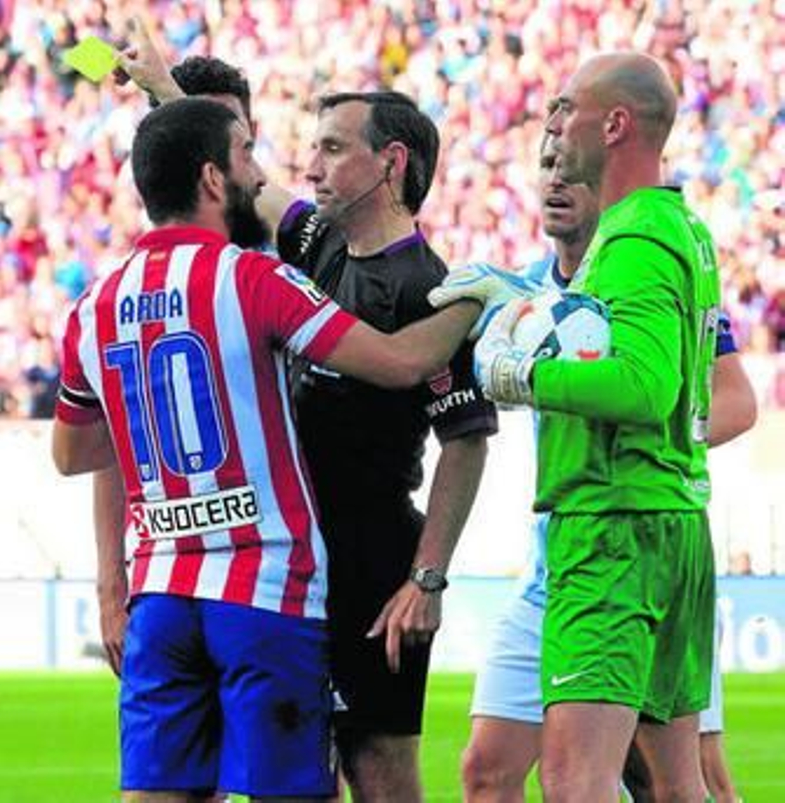 Willy dialoga con Arda Turan y Teixeira Vitienes.