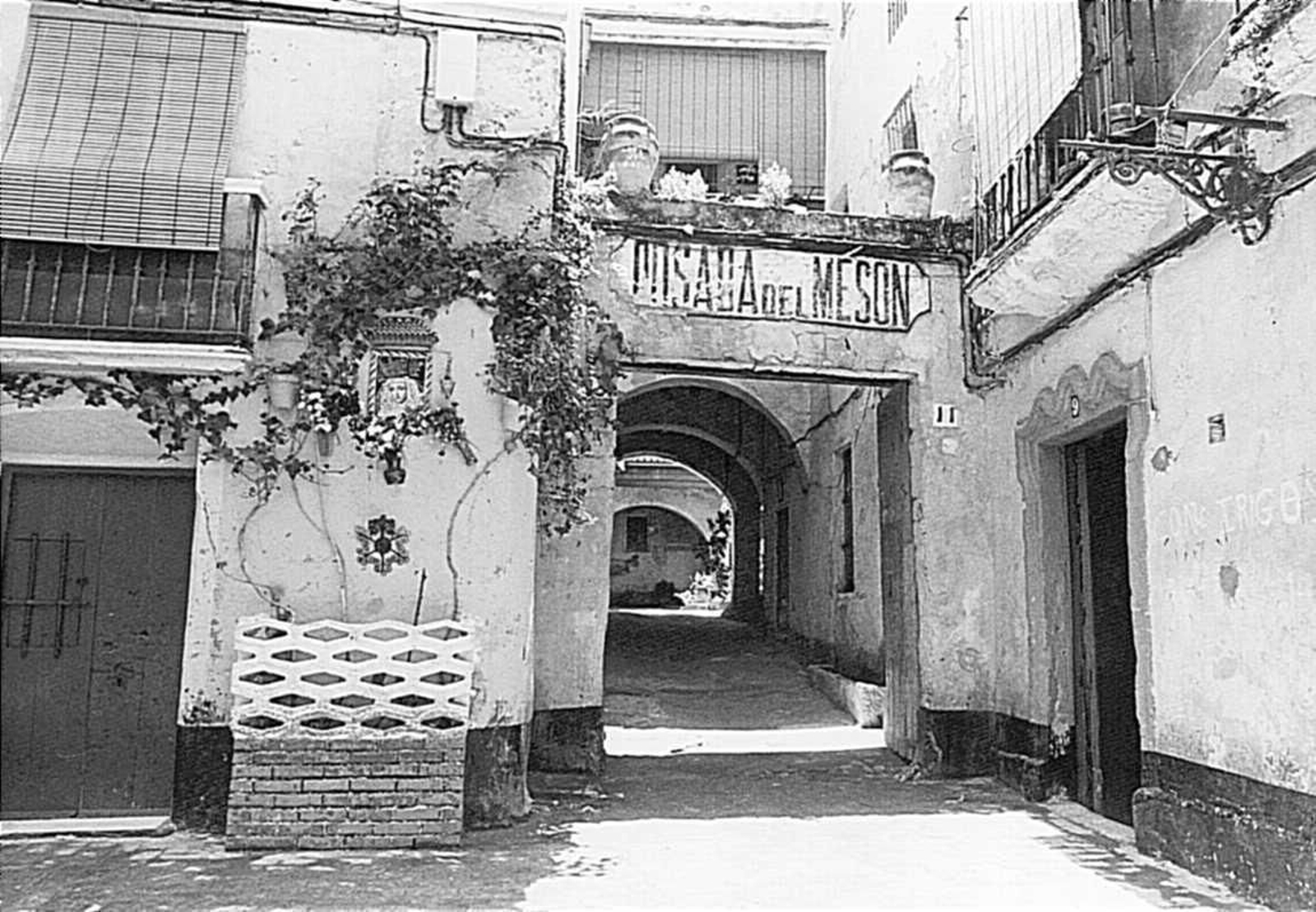 La entrada a la Posada del Mesón, hace dos décadas.