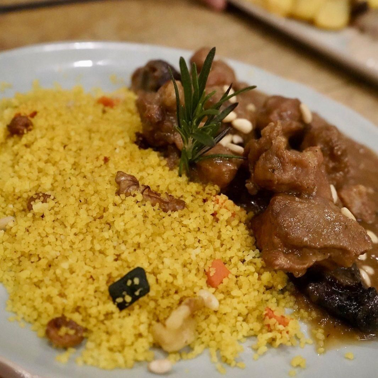 Cordero sefardí a la miel con frutos secos y pasas con cuscús