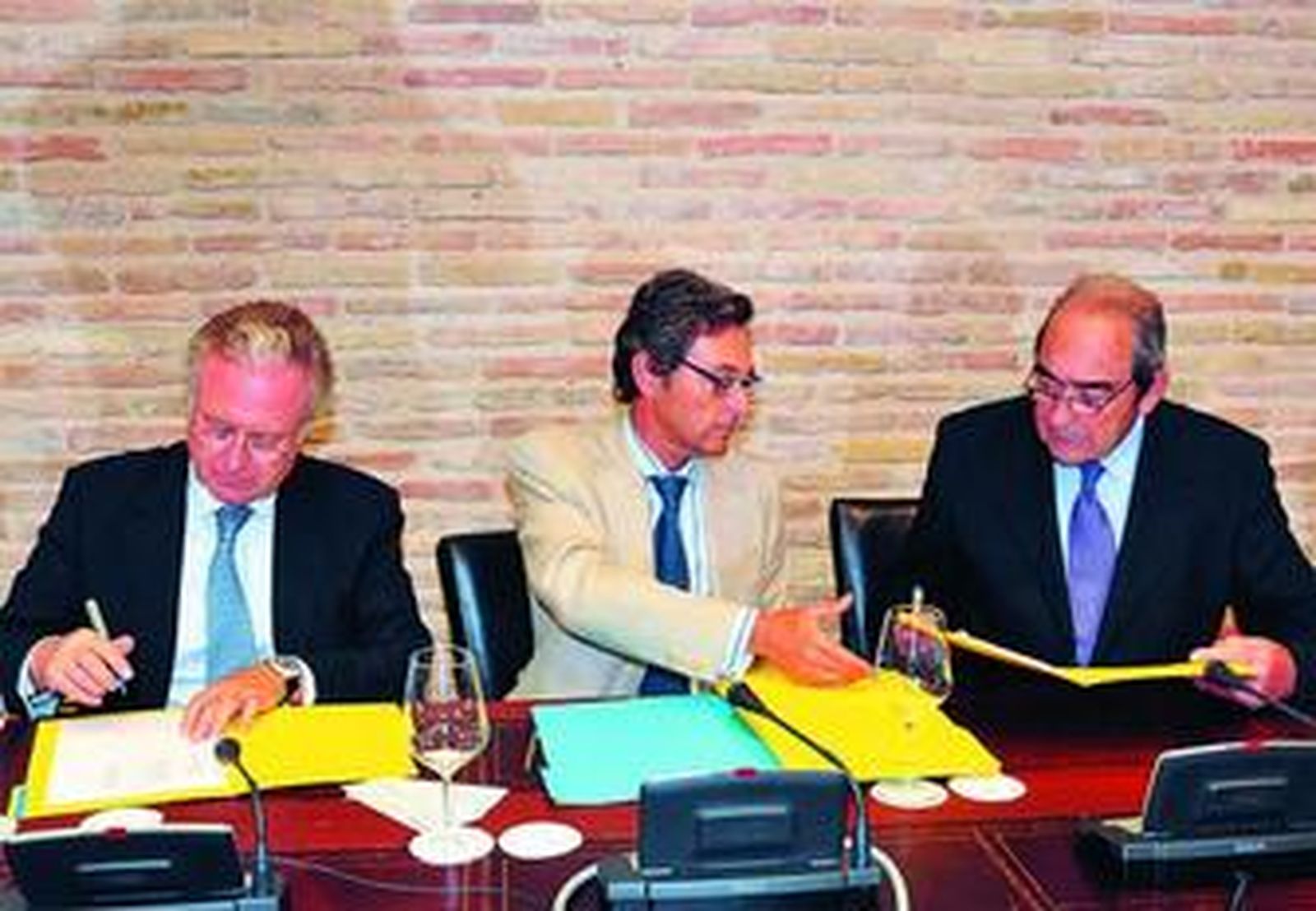 Tomás Osborne y Luis Caballero, firmando ayer la compra-venta ante notario.