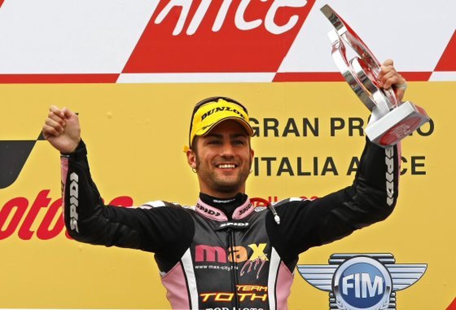 Una polémica maniobra de Simoncelli relega a Bautista al tercer puesto en 250cc