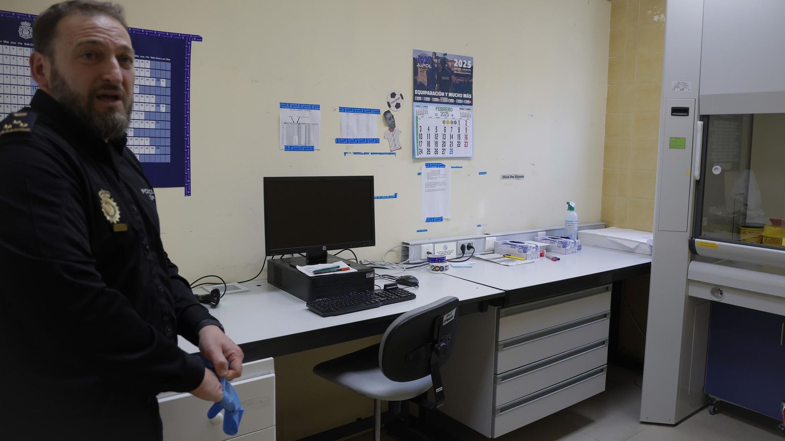 Una de las salas del laboratorio de ADN de la Policía Nacional en Sevilla.