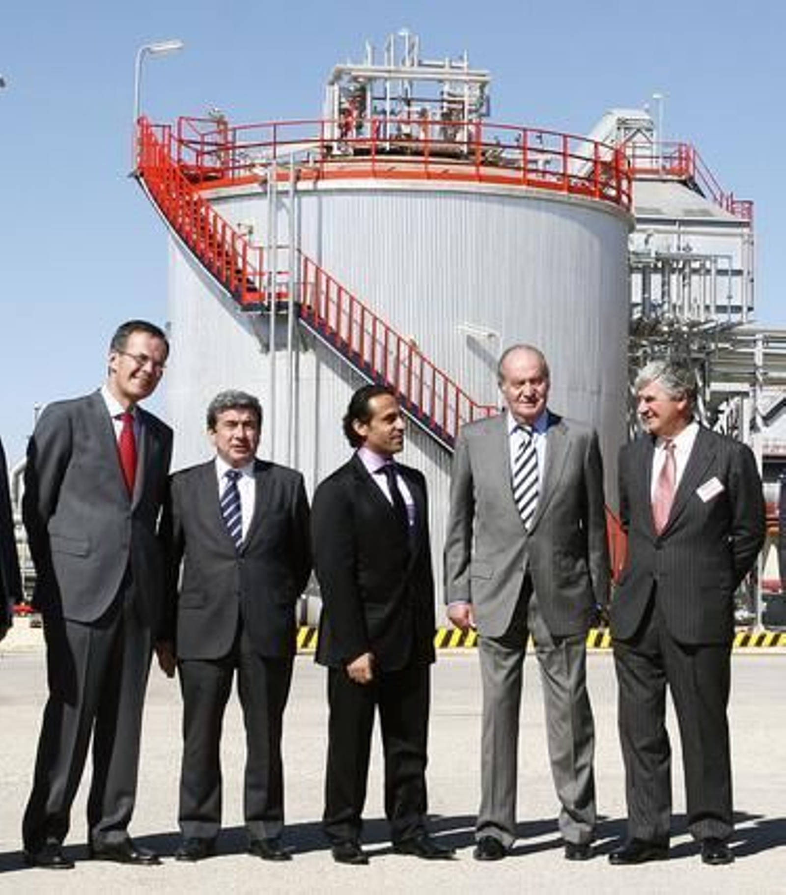 El rey Juan Carlos inaugura la ampliación de la refinería de Cepsa La Rábida. / Alberto Domínguez