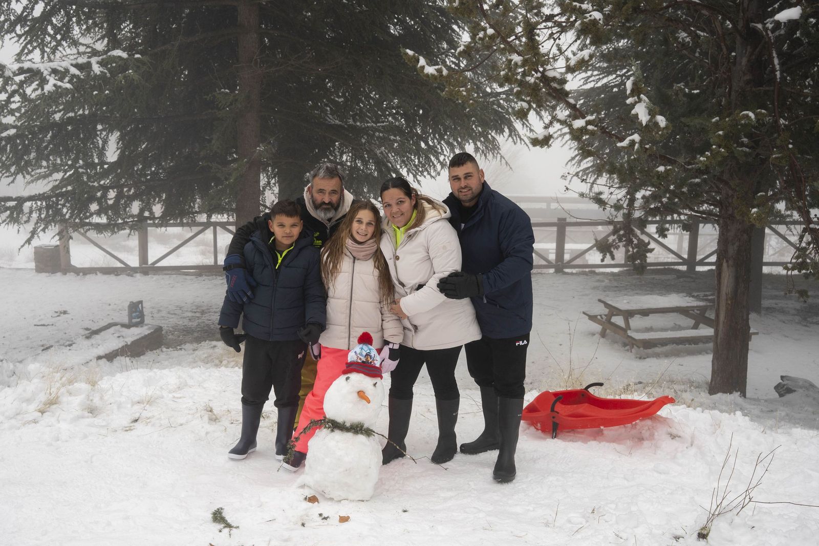 Las imágenes de la nieve y los juegos en familia en Calar Alto