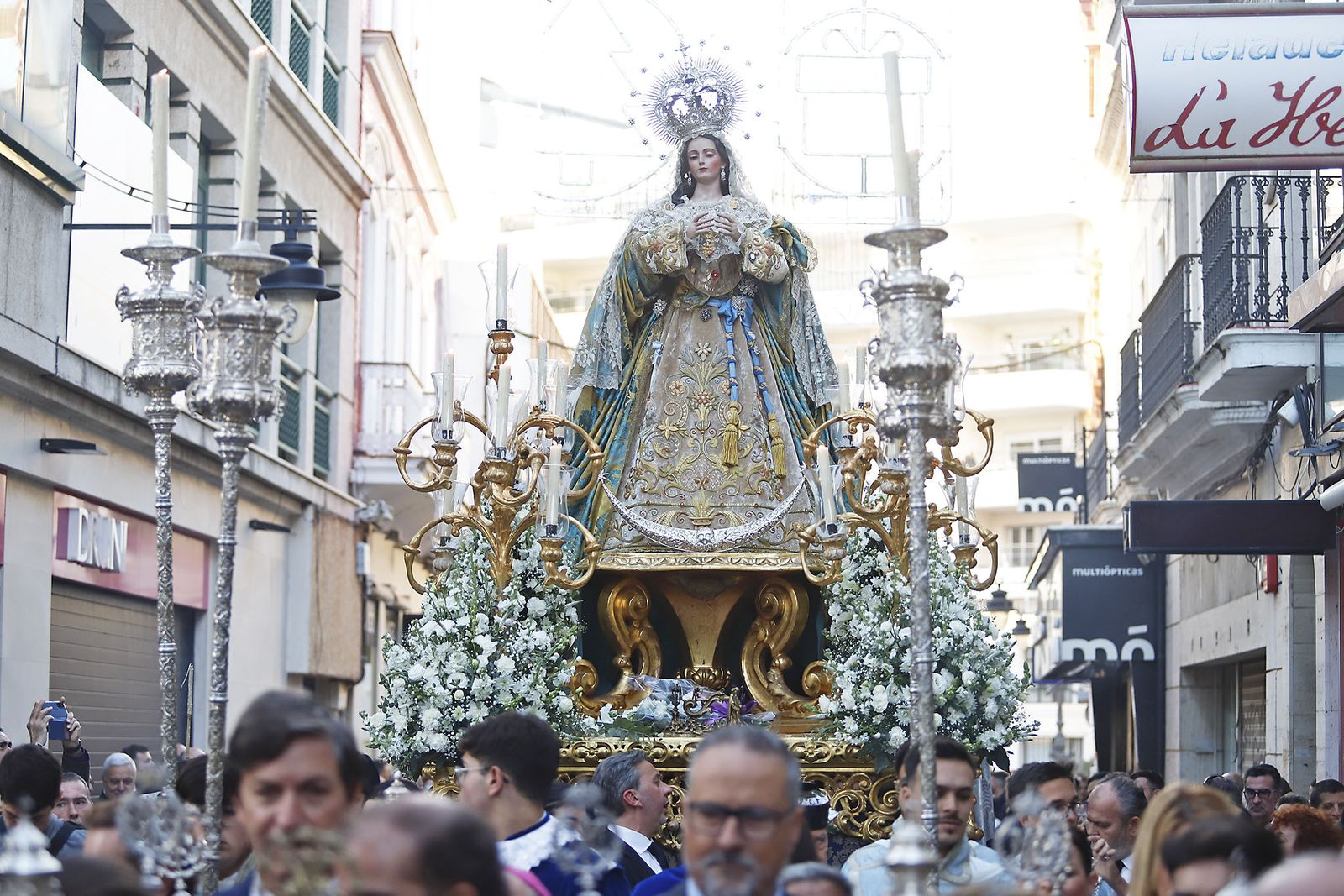 Imágenes de la procesión de la Purísima Concepción por las calles del el centro