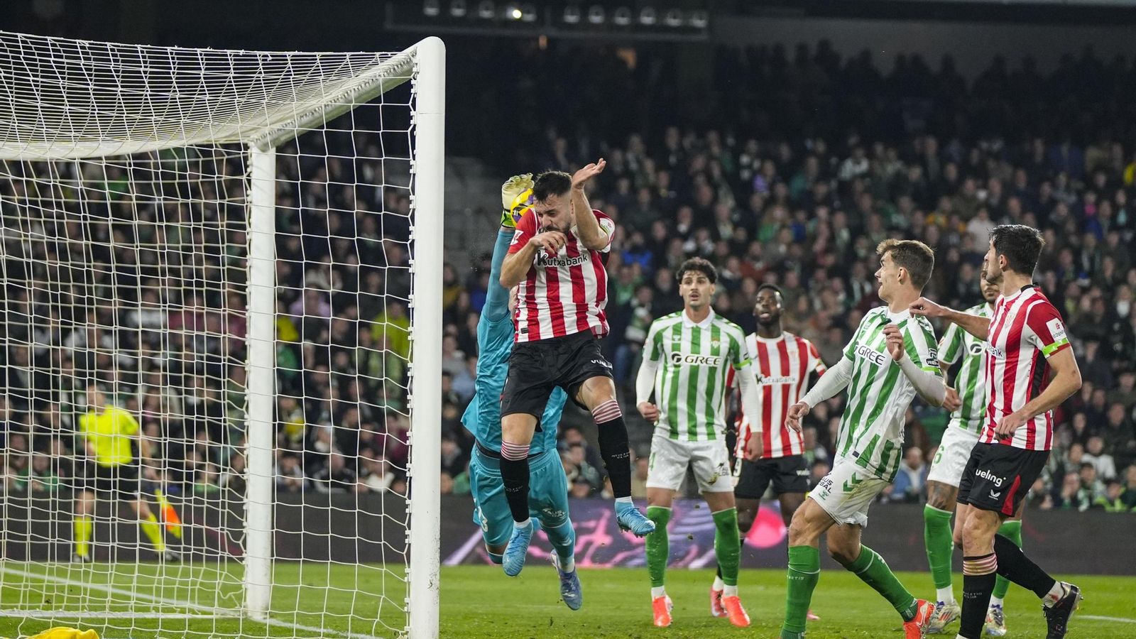 Acción del primer gol del Athletic para emptar el encuentro.