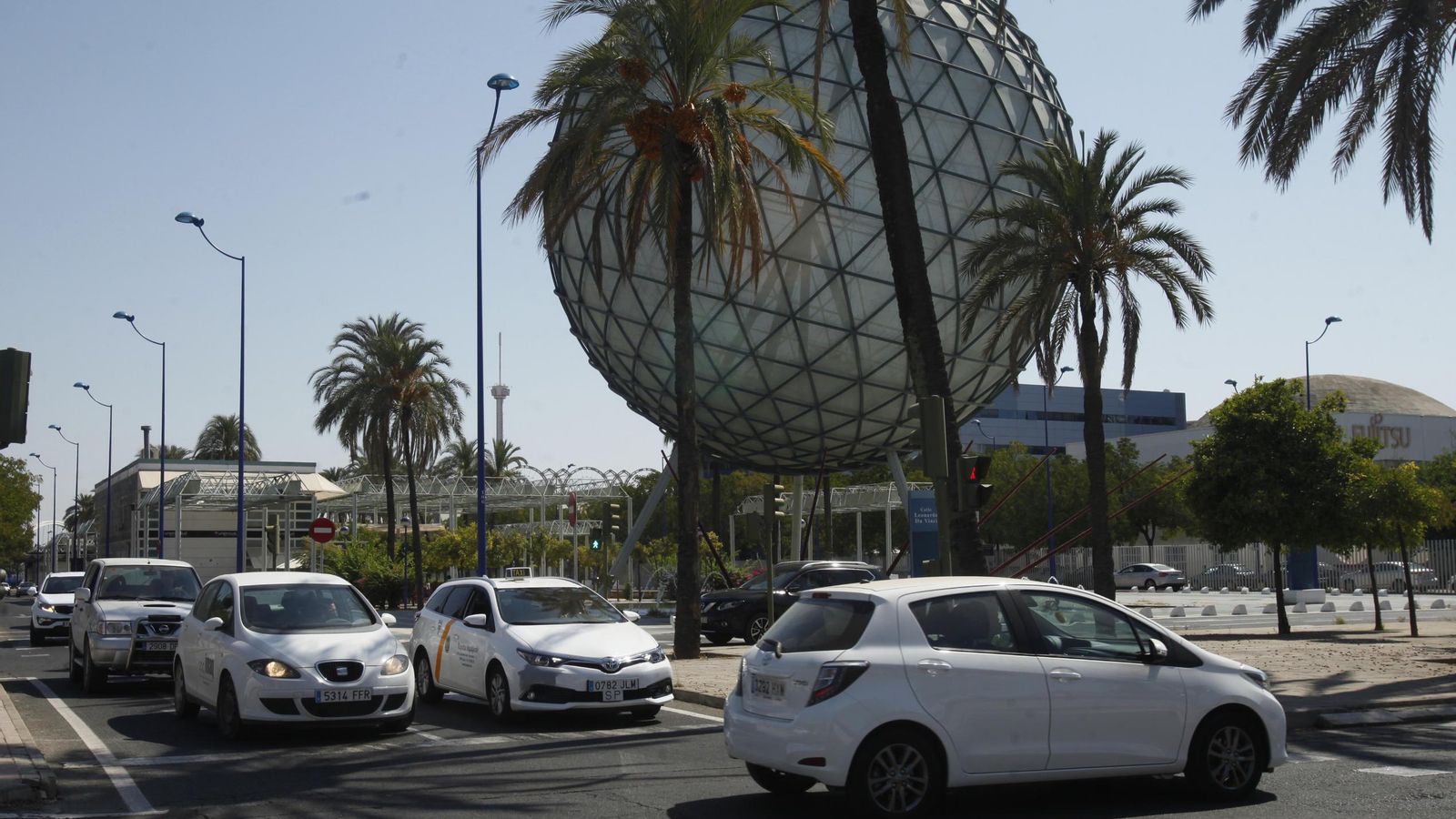 En la situación actual, el coche es el transporte masivo que usan los trabajadores y estudiantes de la Cartuja