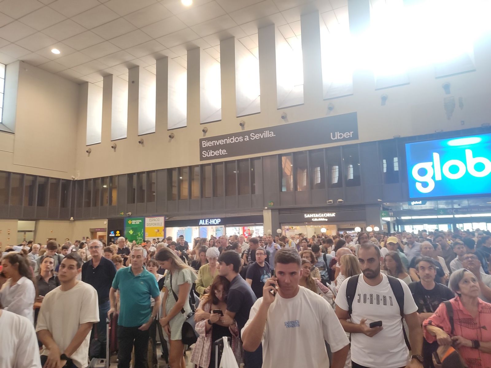 Numerosos usuarios en Santa Justa en la tarde de este domingo.