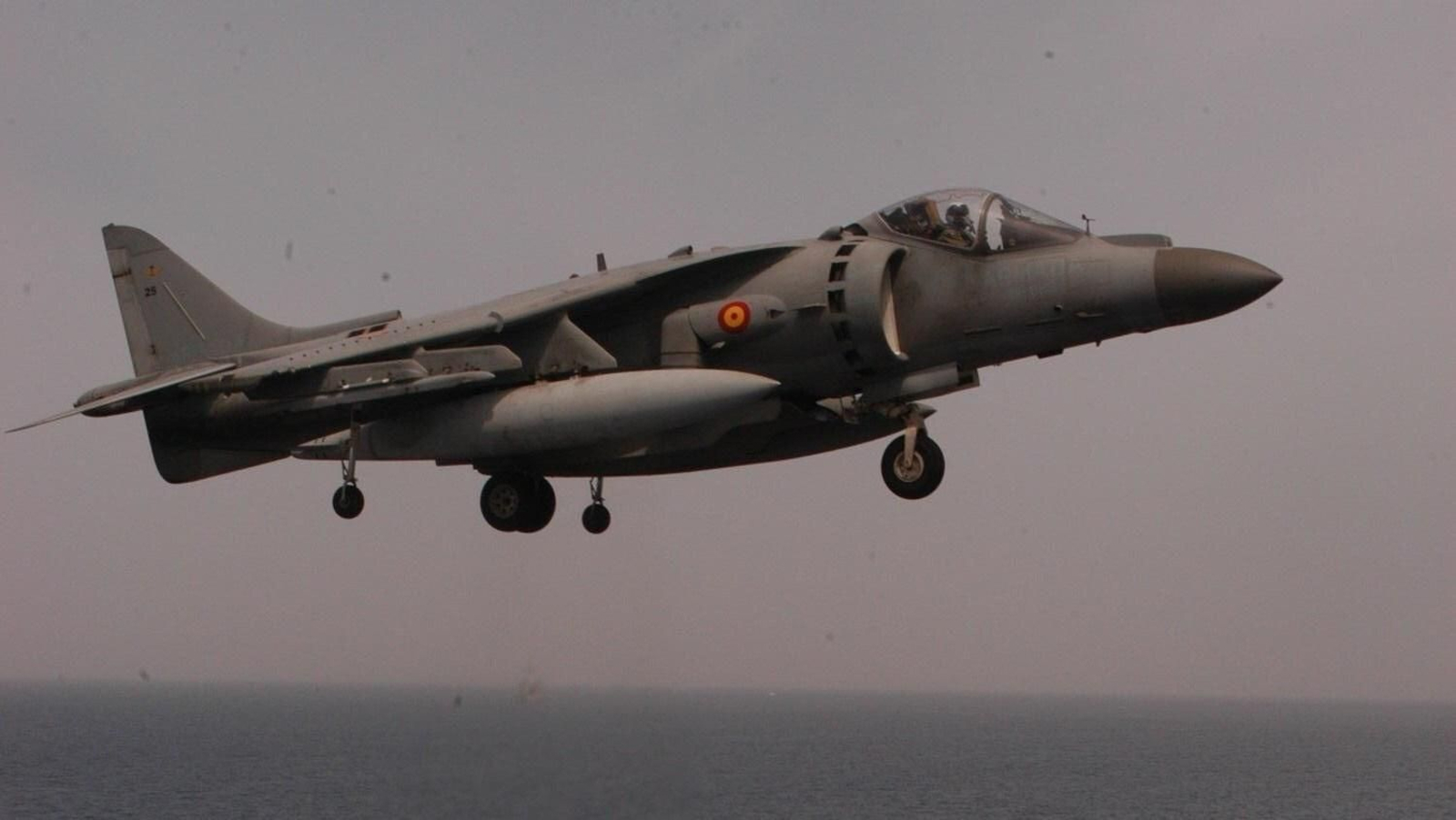 Imagen de archivo de un avión Harrier durante unas maniobras en El Retín.