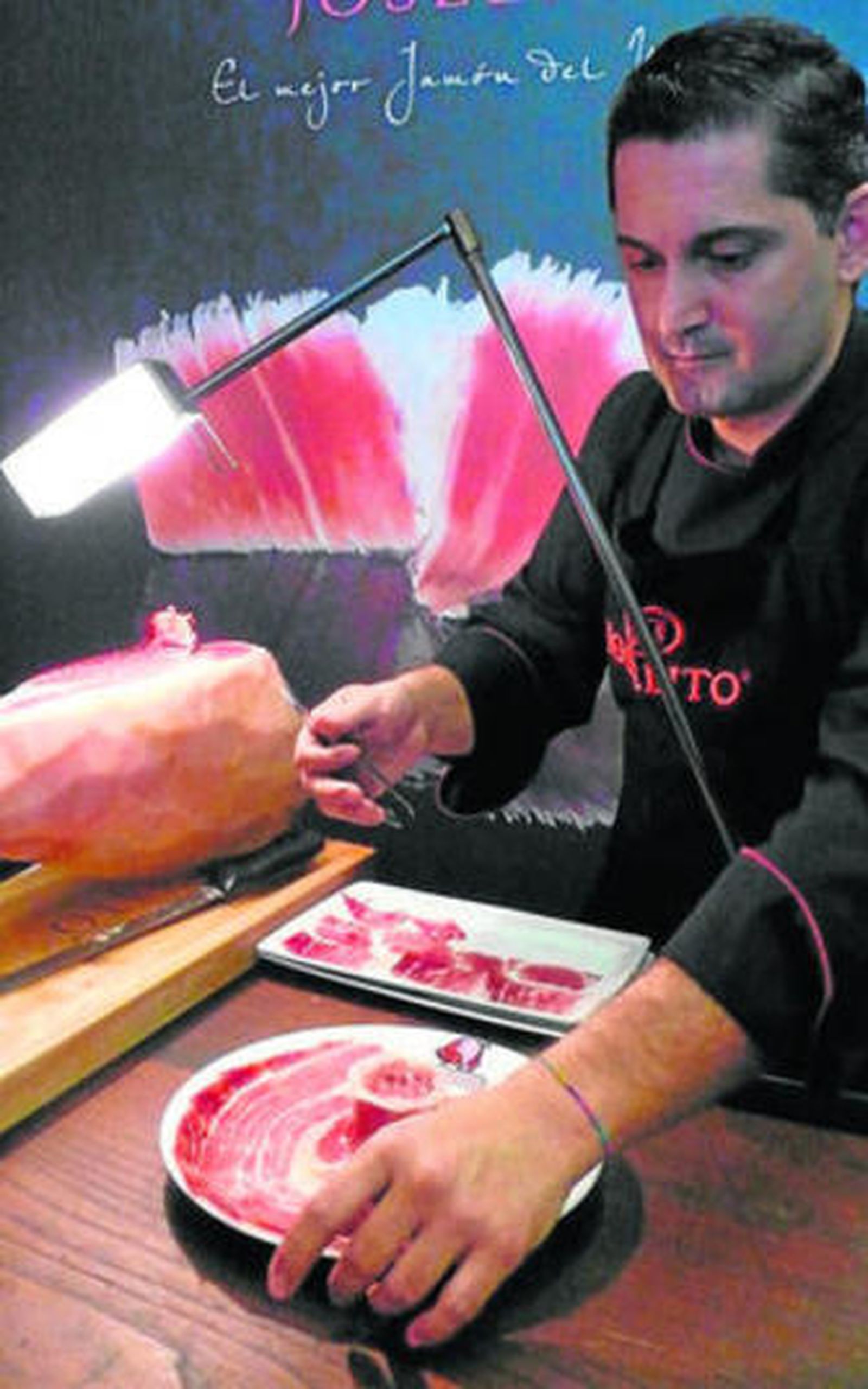 Sergio Bellido, presentando un plateo artístico con forma de rosa.