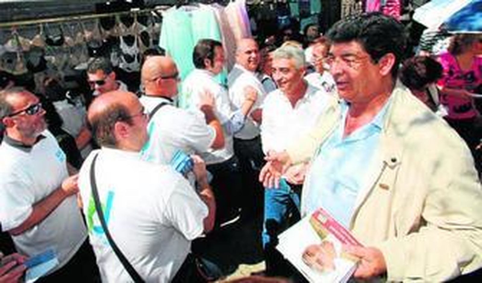 Valderas, con Joaquín del Valle, repartiendo ayer propaganda en el mercadillo de Estella.