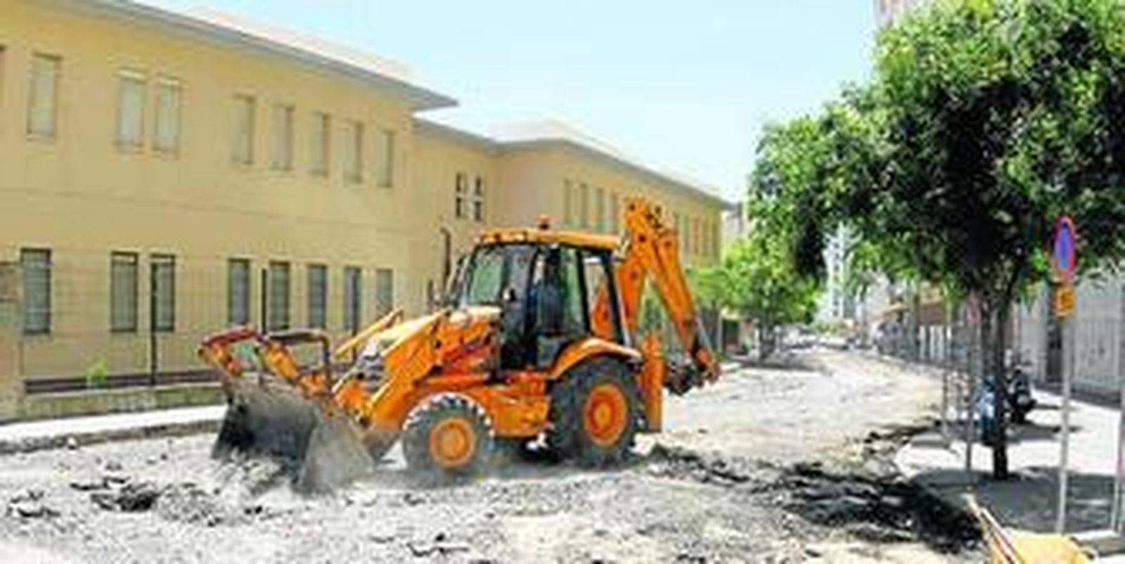 Una excavadora trabaja en la calle Medina Sidonia.