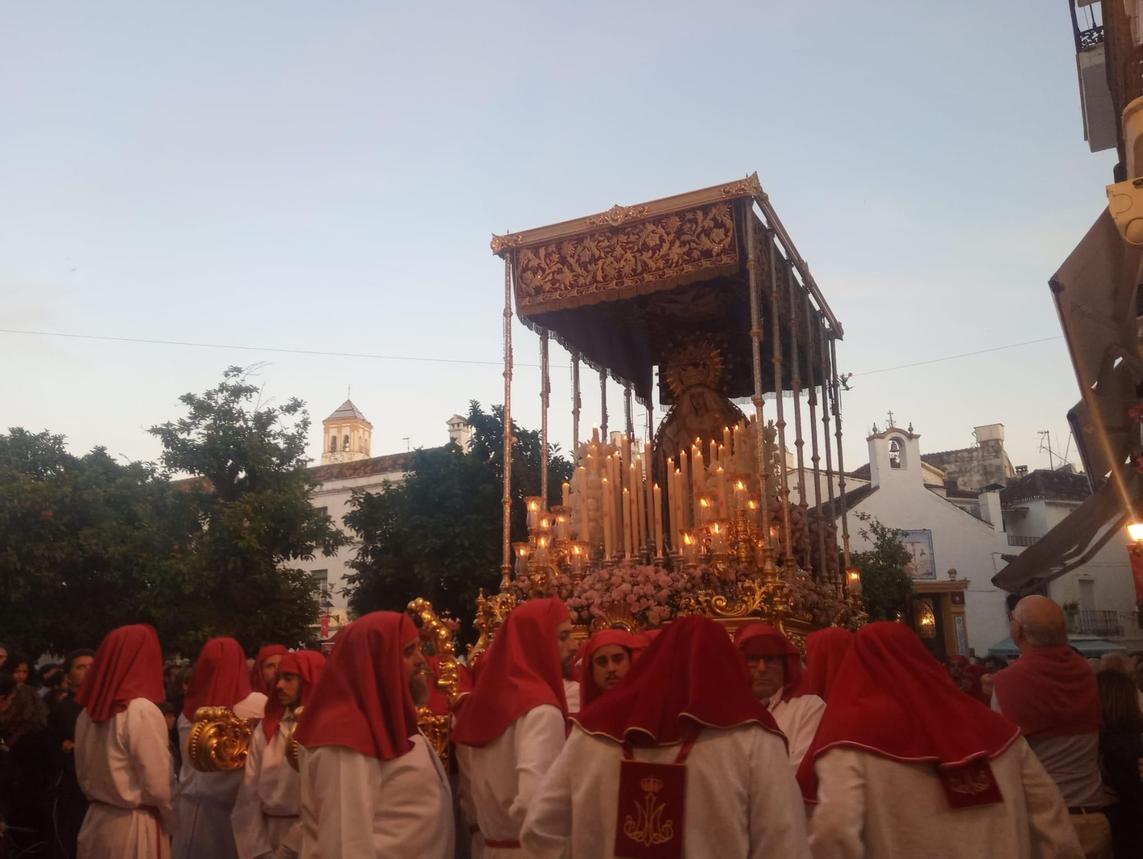 Devoción al Crucificado el Jueves Santo en Marbella, en imágenes