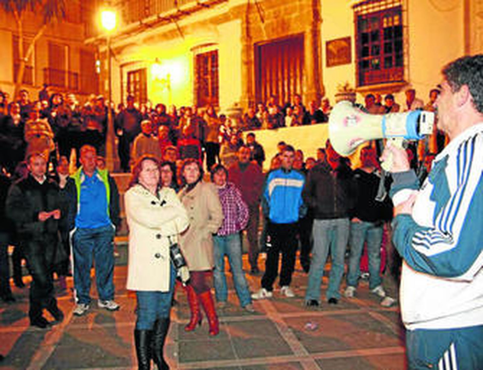 Los vecinos se echaron a la calle ante la dejadez en los asuntos deportivos.