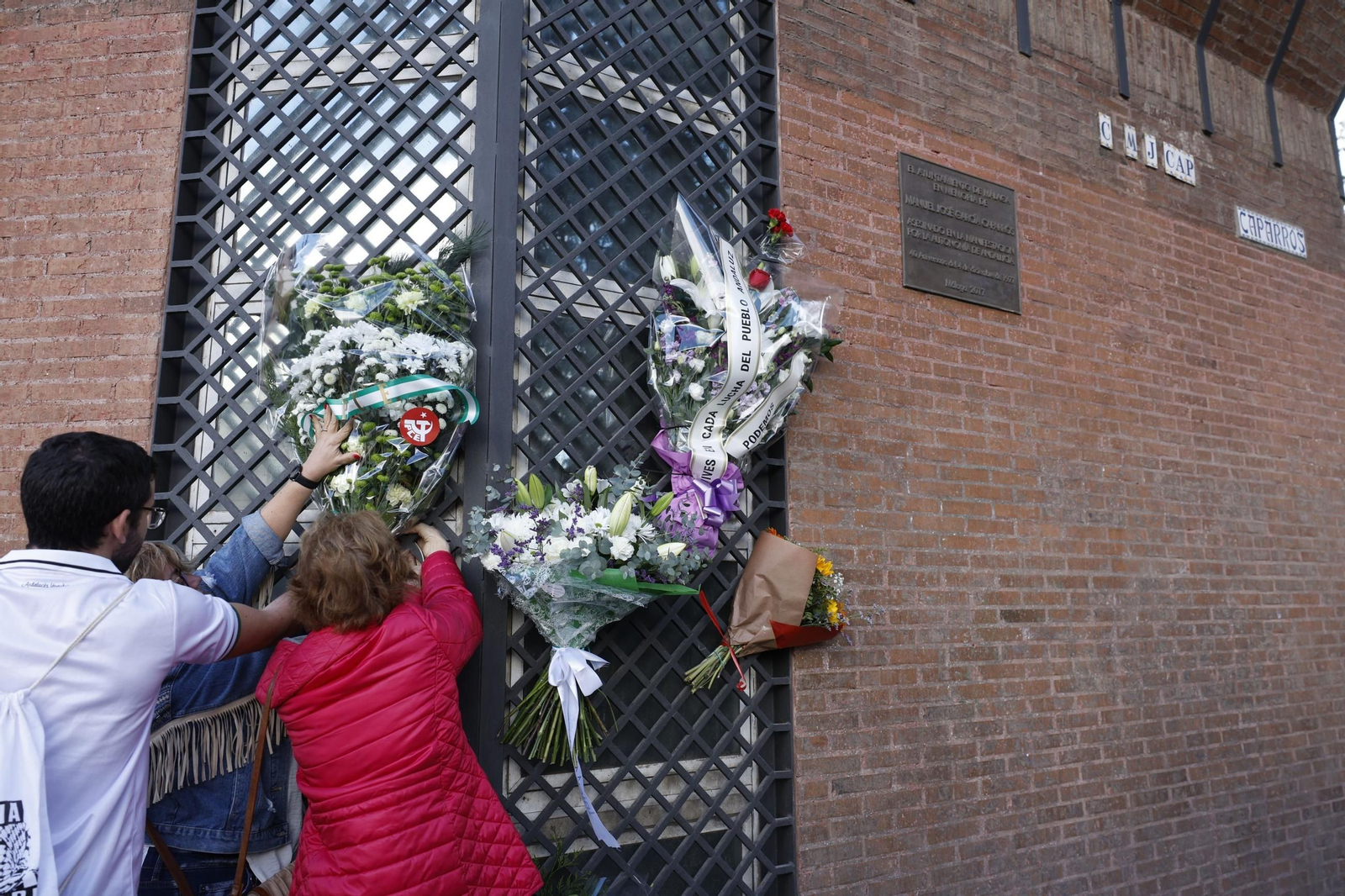 Ofrenda floral en el memorial a Manuel José García Caparrós, el sindicalista asesinado en la manifestación por la autonomía de Andalucía del 4 de diciembre de 1977.