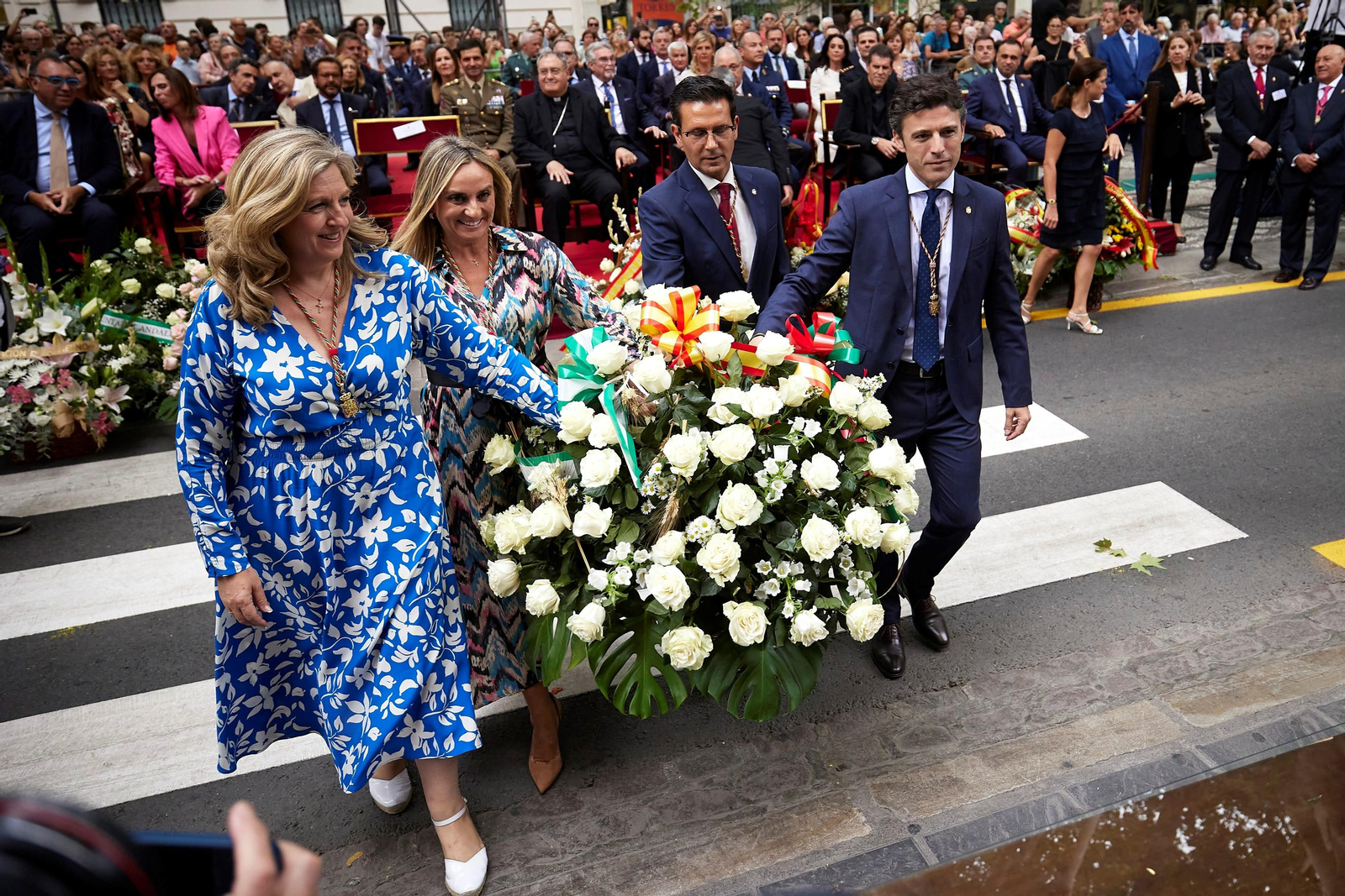 Granada se vuelca con la ofrenda floral en la Basílica de la Virgen de las Angustias