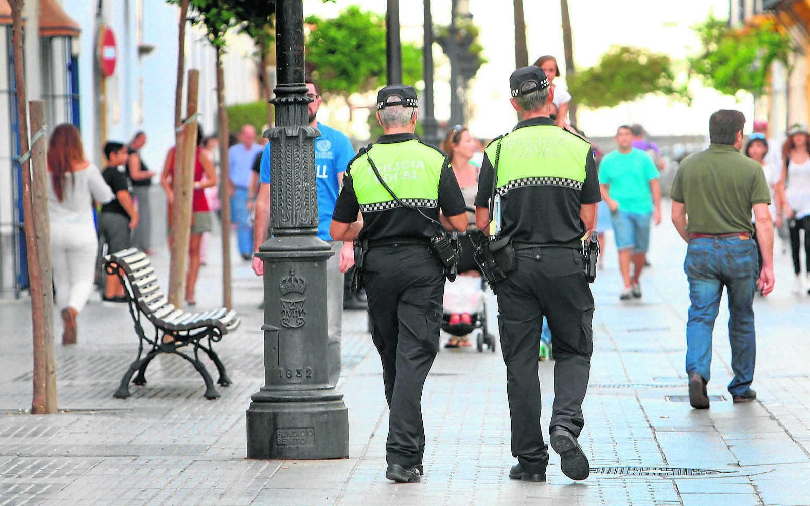 Dos agentes de la Policía Local de servicio. Dos agentes de la Policía Local de servicio.