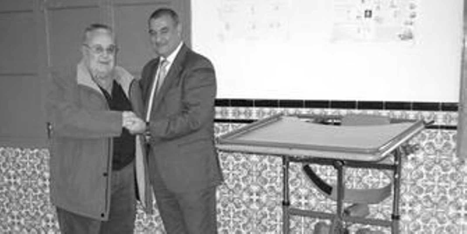 El director de La Caixa en La Línea, a la derecha, y José María Villa.