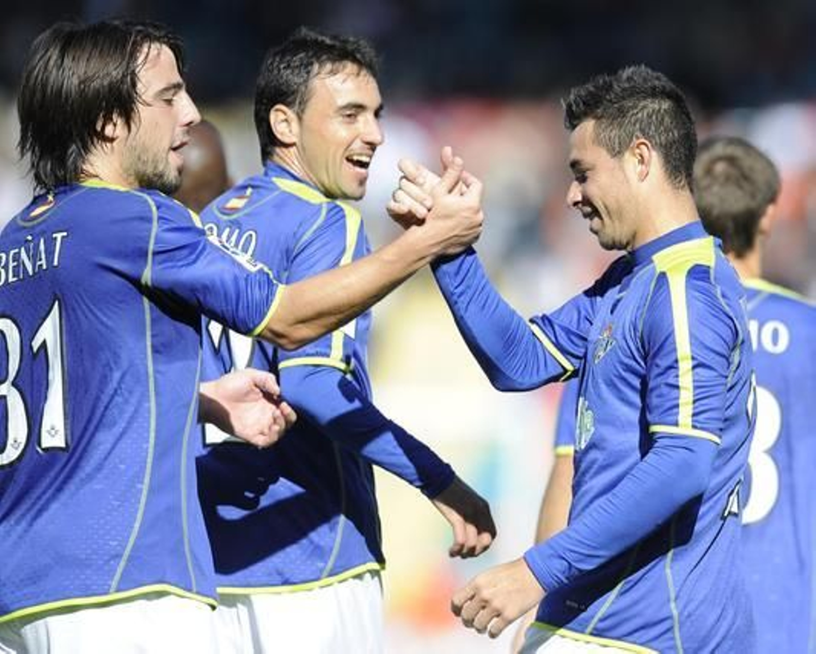 El Betis gana un partido marcado por el susto protagonizado por el jugador del Salamanca Miguel García, que sufrió una parada cardorrespiratoria en pleno partido. / LOF