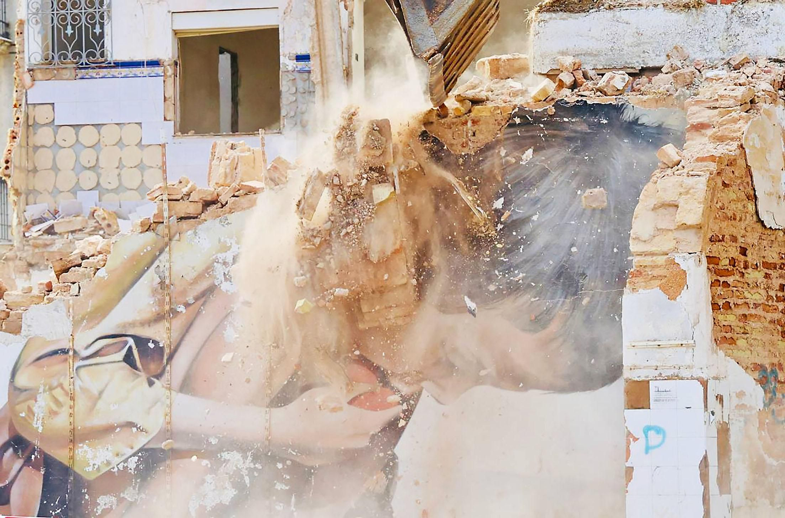 Imágenes del derribo de la calle Jesús del Calvario con el grafiti de Pure Love de Manomatic