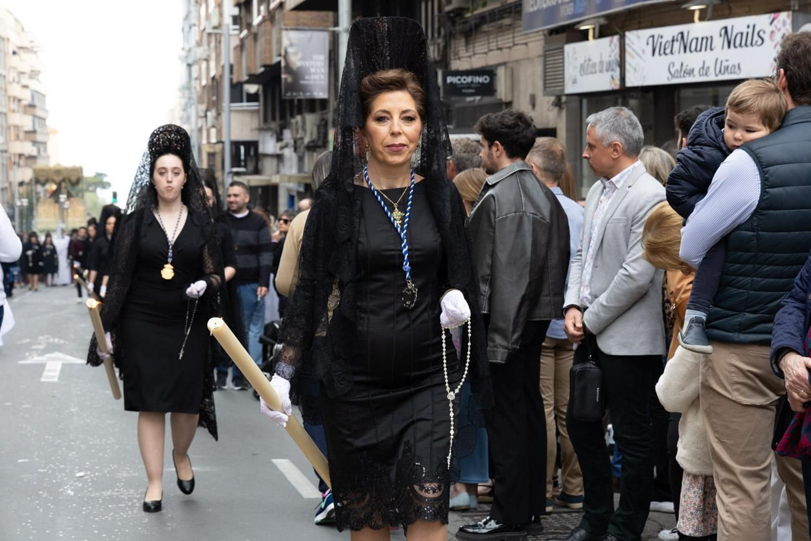 Los jiennenses se echan a la calle para presenciar la primera de las procesiones de la jornada: la Borriquilla (I)