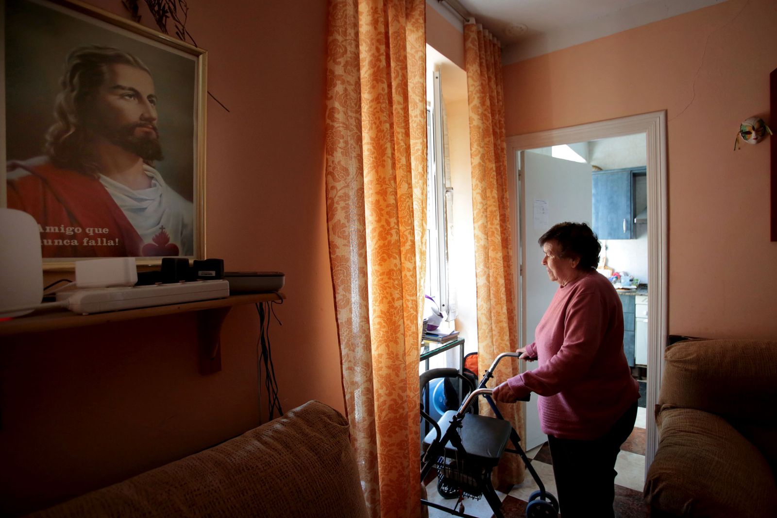 Carmen Cruces se tiene que mover por su casa de la calle Plocia, de la que apenas sale, con un andador.
