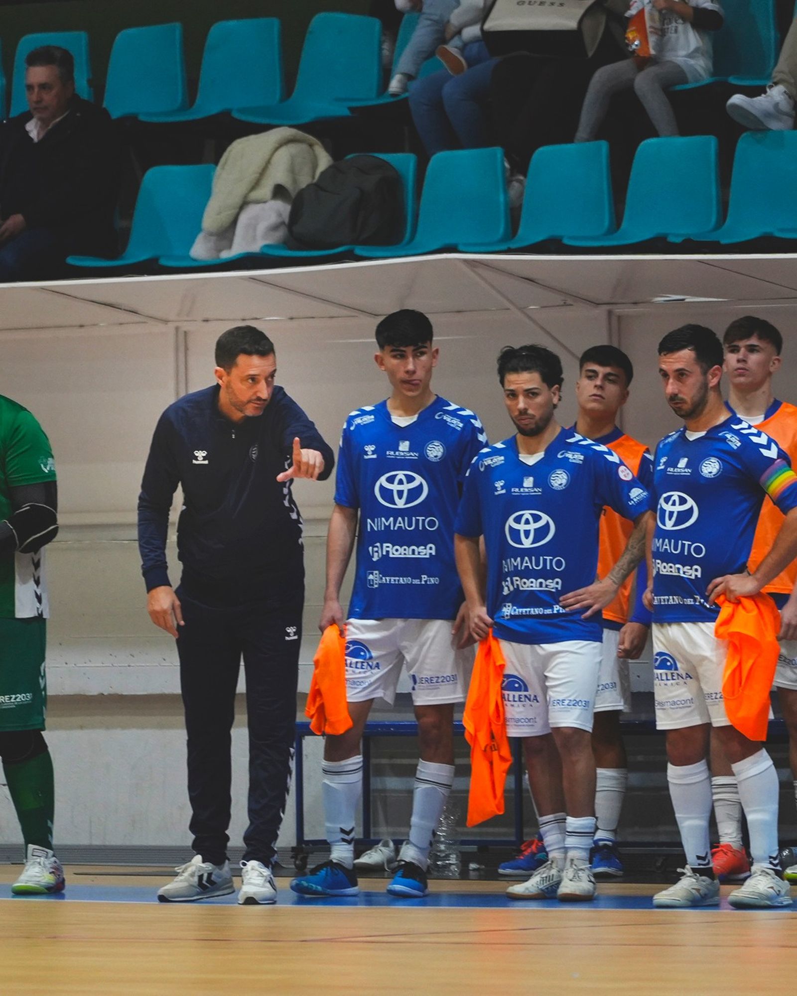 Isco Torres, dando instrucciones a sus jugadores durante el partido.