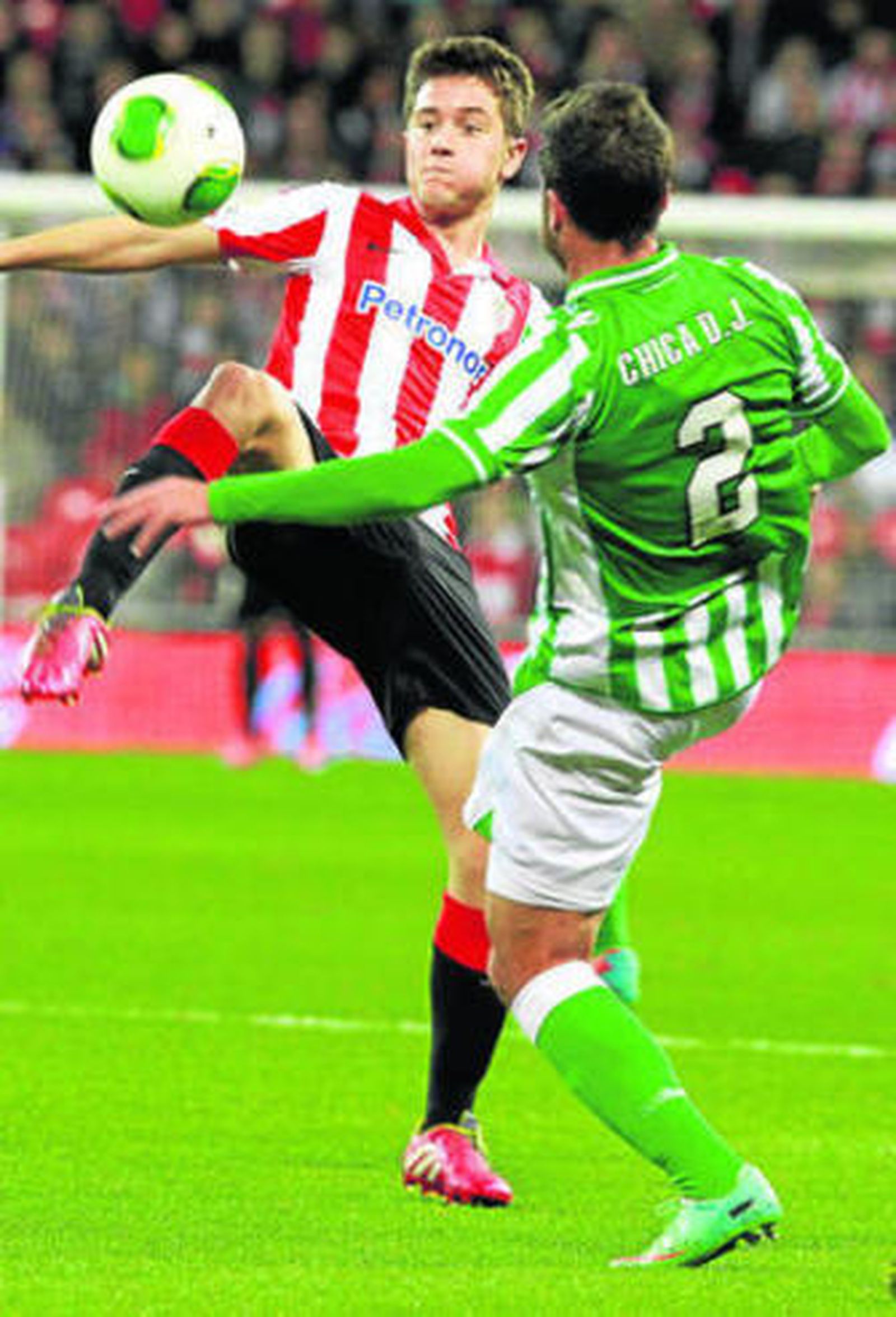 Ander Herrera trata de controlar un balón ante el bético Chica.