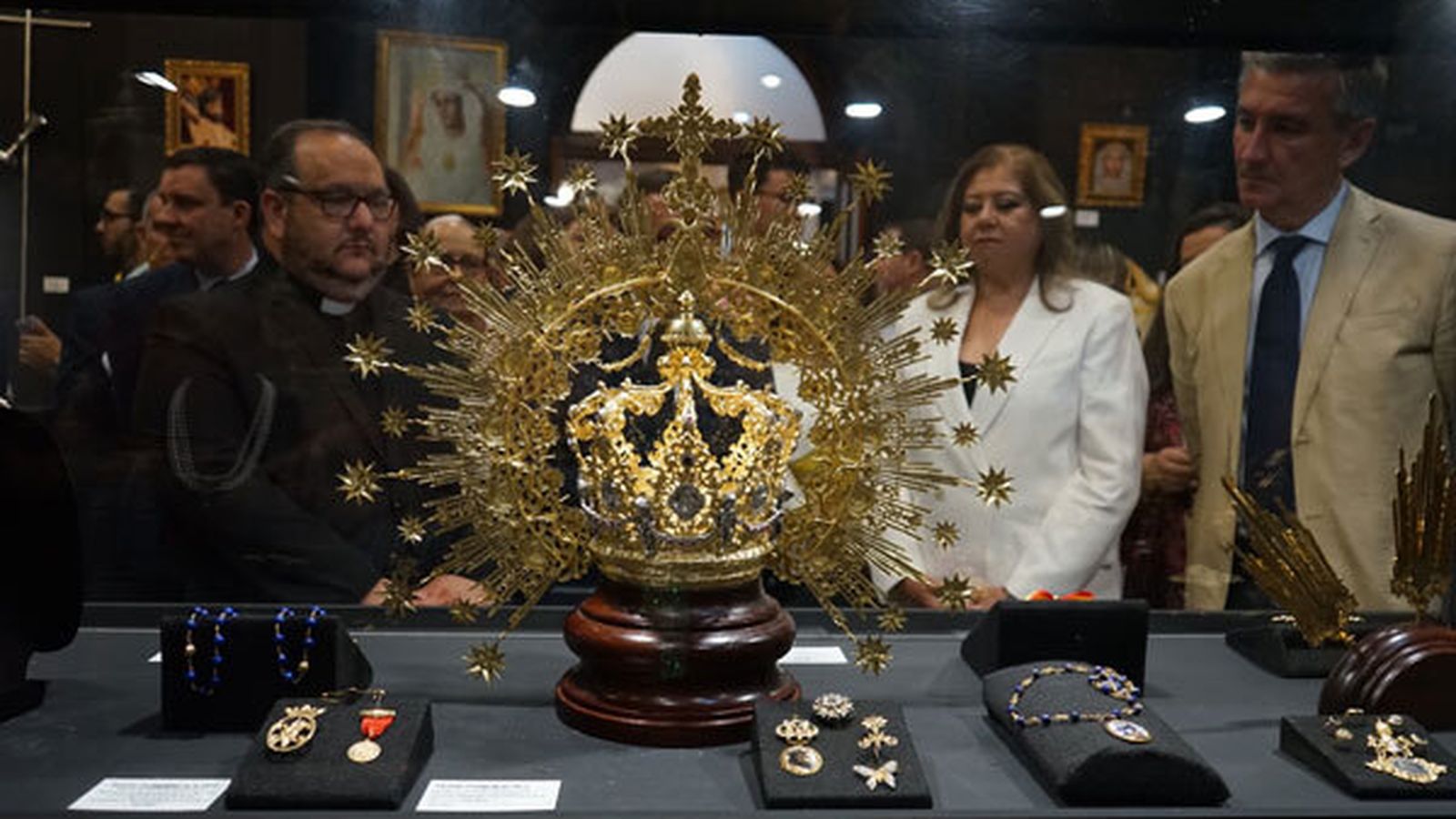 Corona y otros detalles de la exposición de la Vera Cruz de Salteras