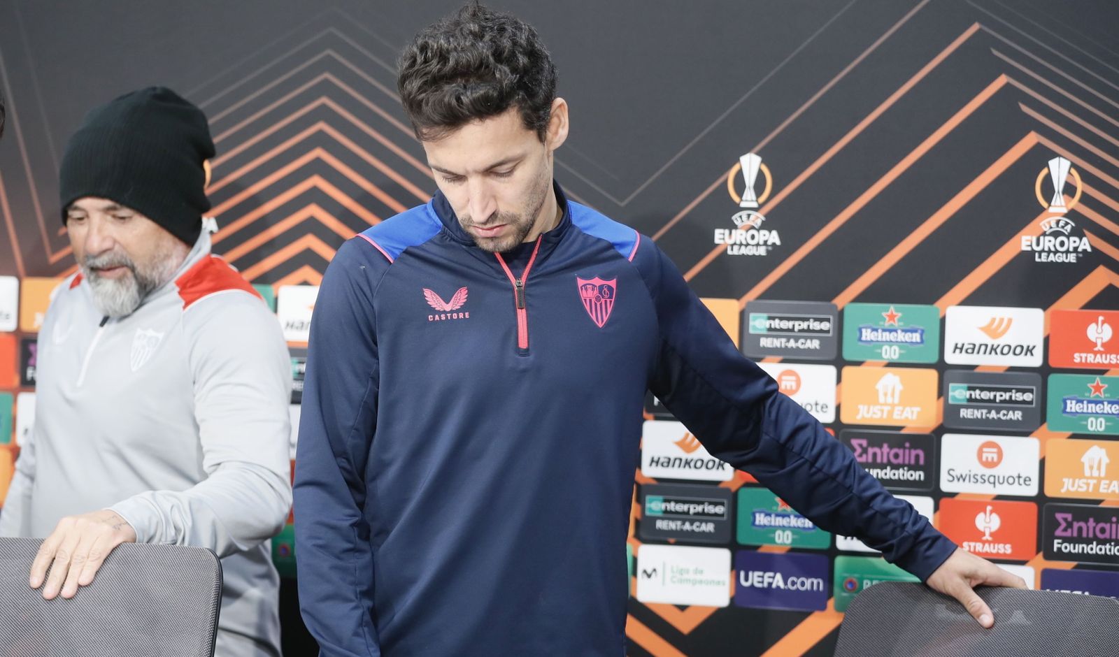 Jesús Navas antecede a Jorge Sampaoli en la rueda de prensa oficial de la UEFA.