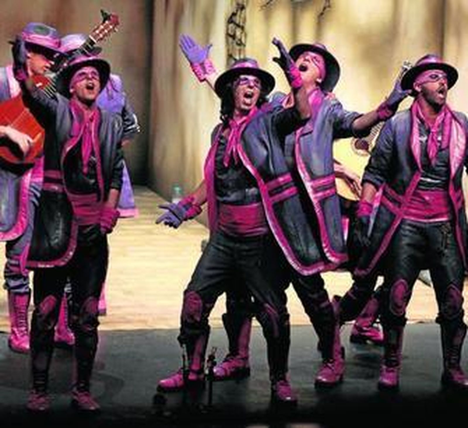 La comparsa de Juan Carlos Aragón 'Los ladrones' fue la primera en actuar ayer en tierras sevillanas.