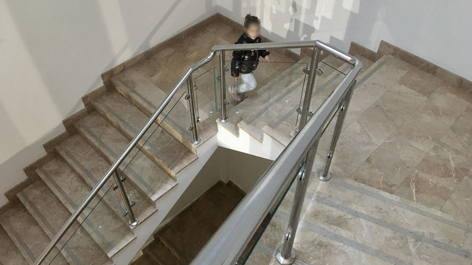 Una niña sube tres pisos de escaleras para acudir a la biblioteca infantil.