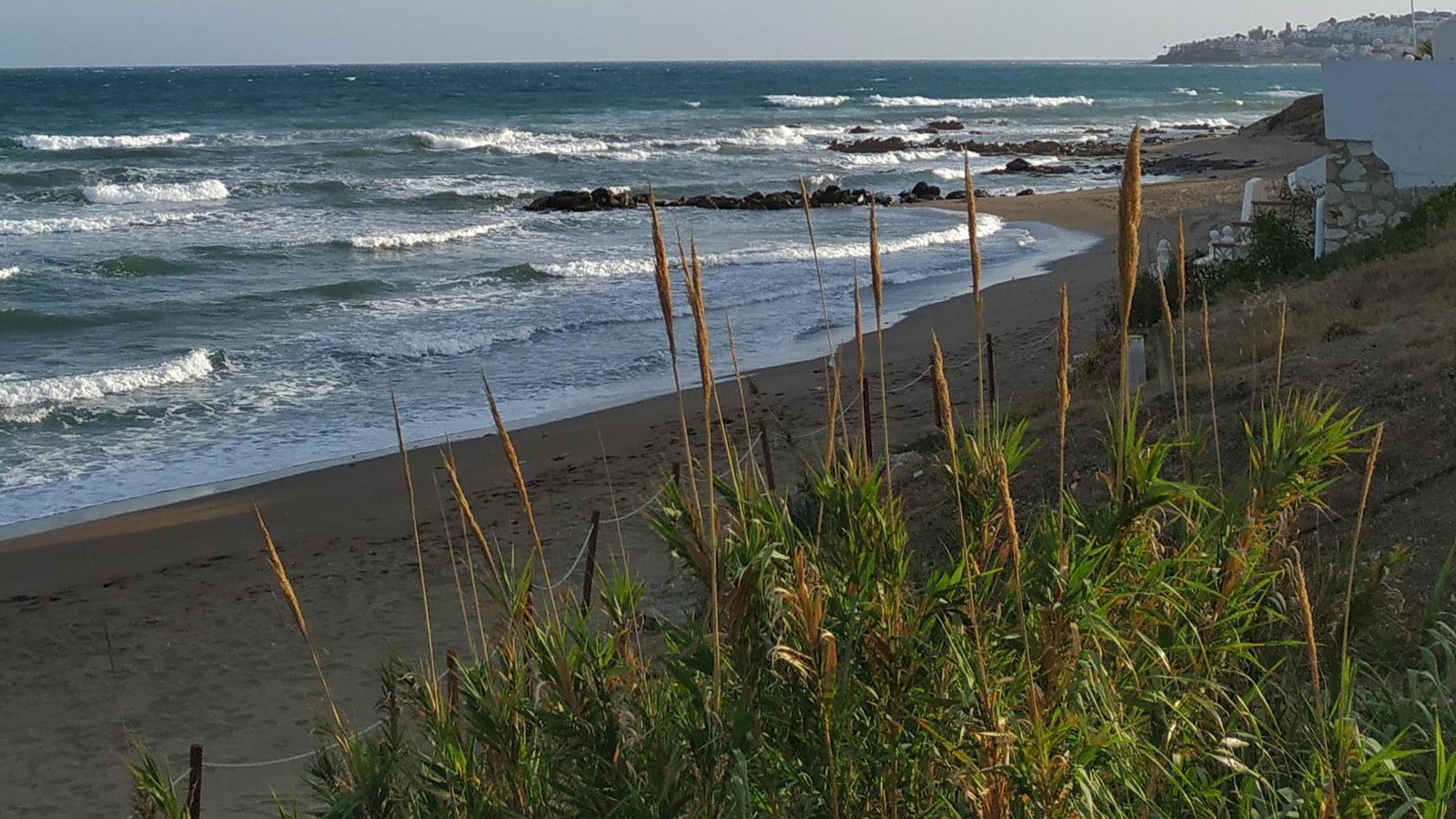 Las playas de Mijas esconden rincones bellísimos.