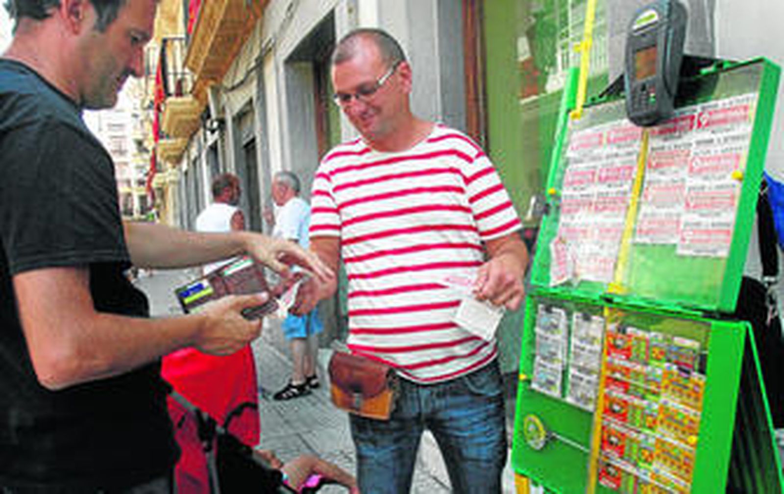 Un vendedor de cupones de la ONCE en una calle de Cádiz.