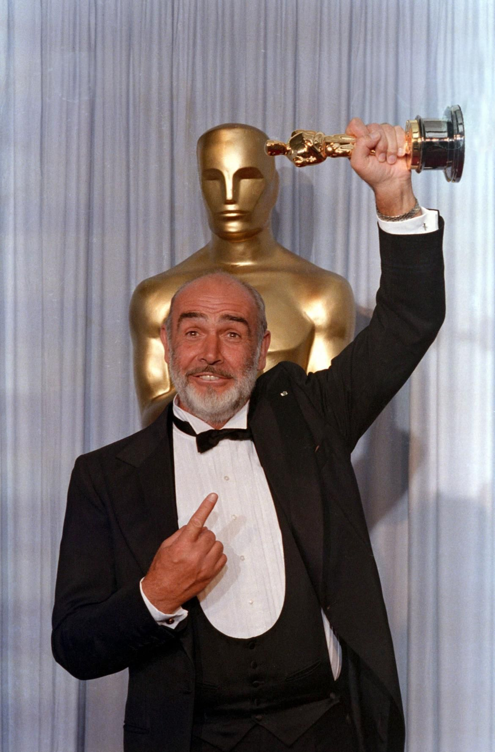 Connery, con su Oscar como mejor Actor Secundario por 'Los intocables' en 1987.