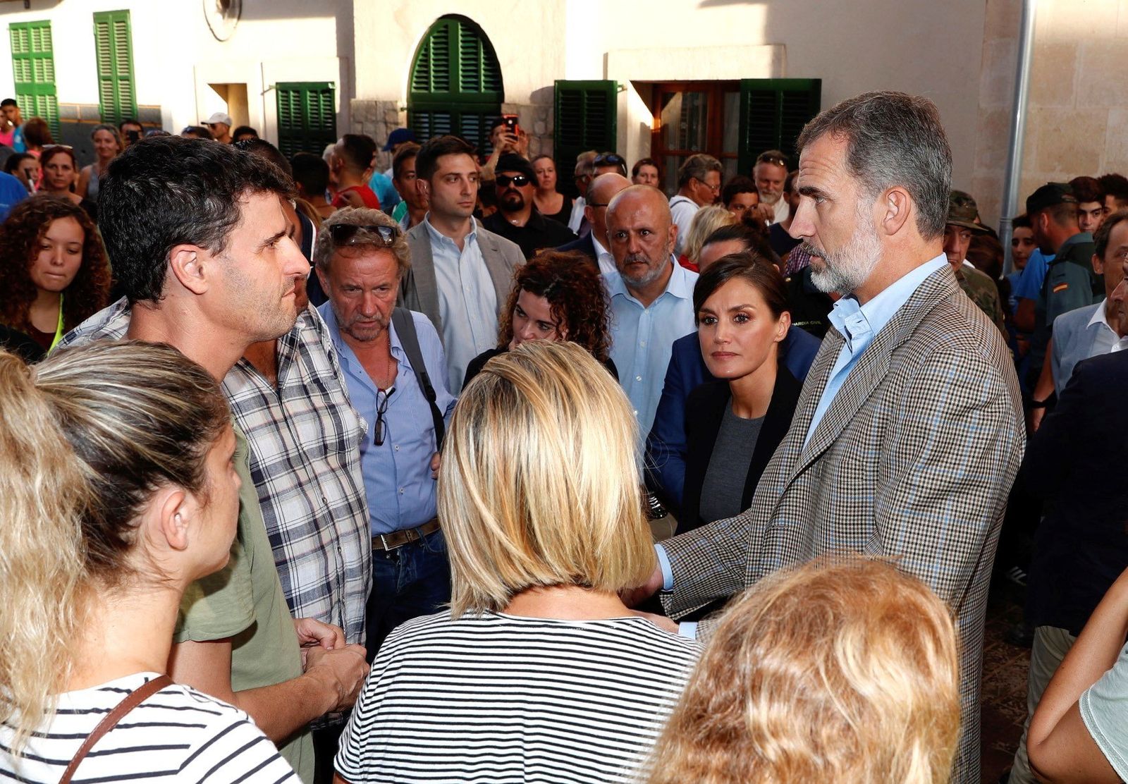 Los Reyes visitan a los afectados por las inundaciones en Mallorca.