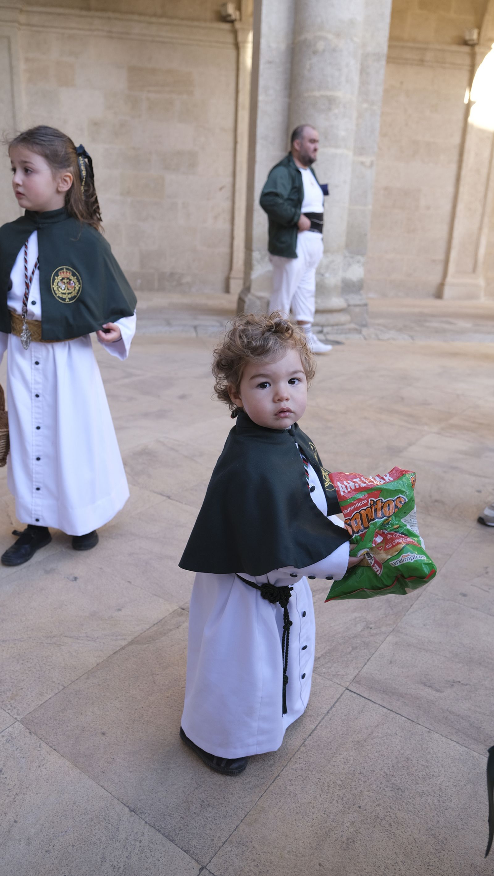 Estudiantes en la Semana Santa de Almería 2025