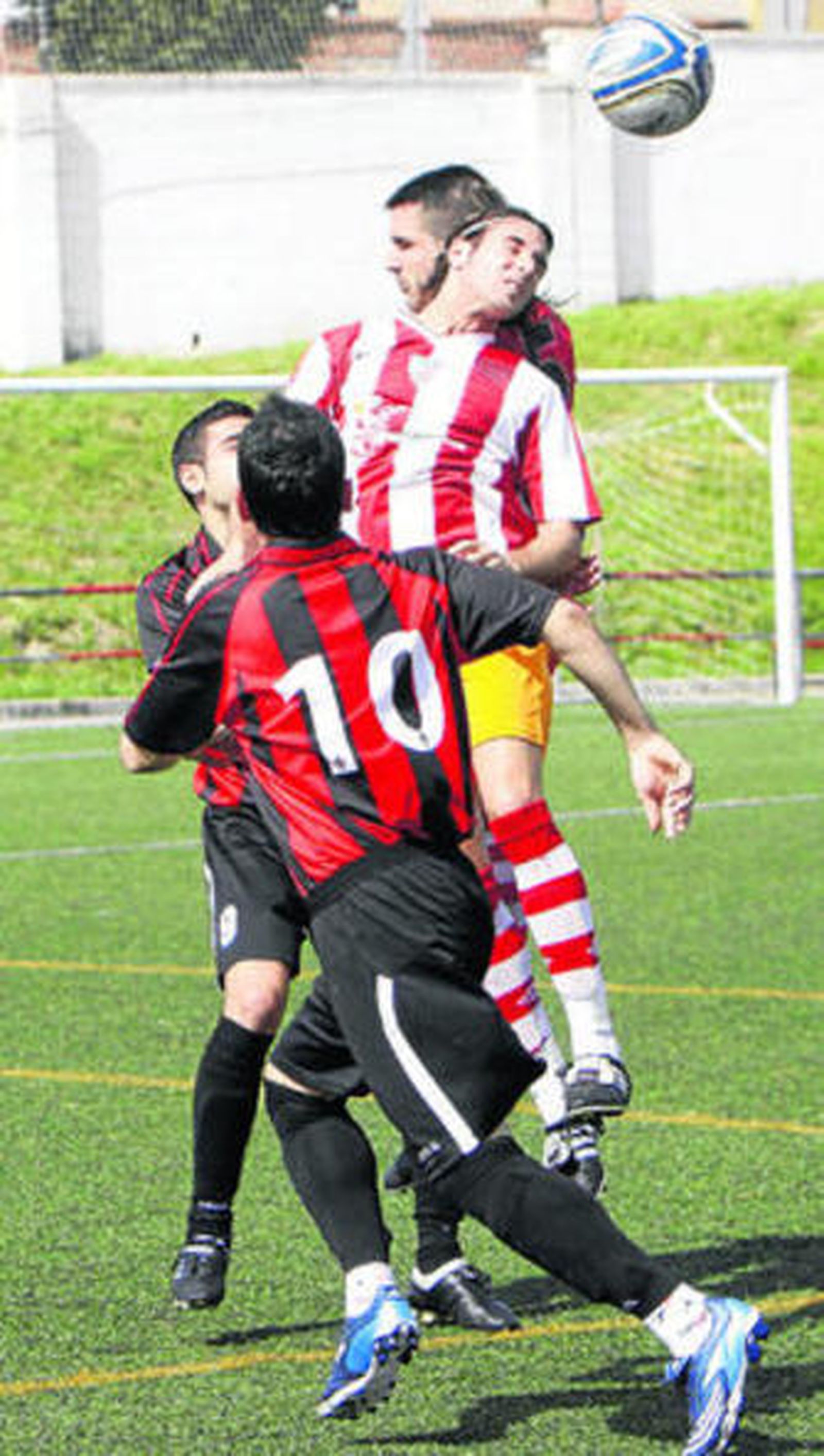 El romerista Tato choca con un compañero al intentar cabecear.