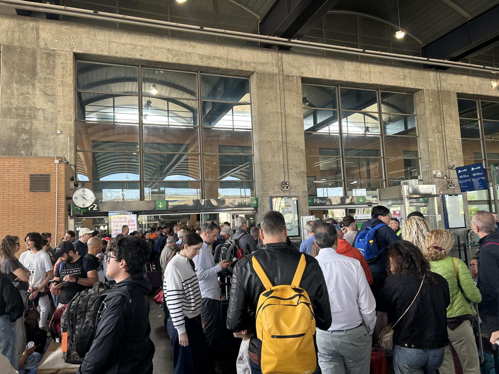 Las imágenes de la estación de trenes de Córdoba con cientos de personas atrapadas tras el apagón